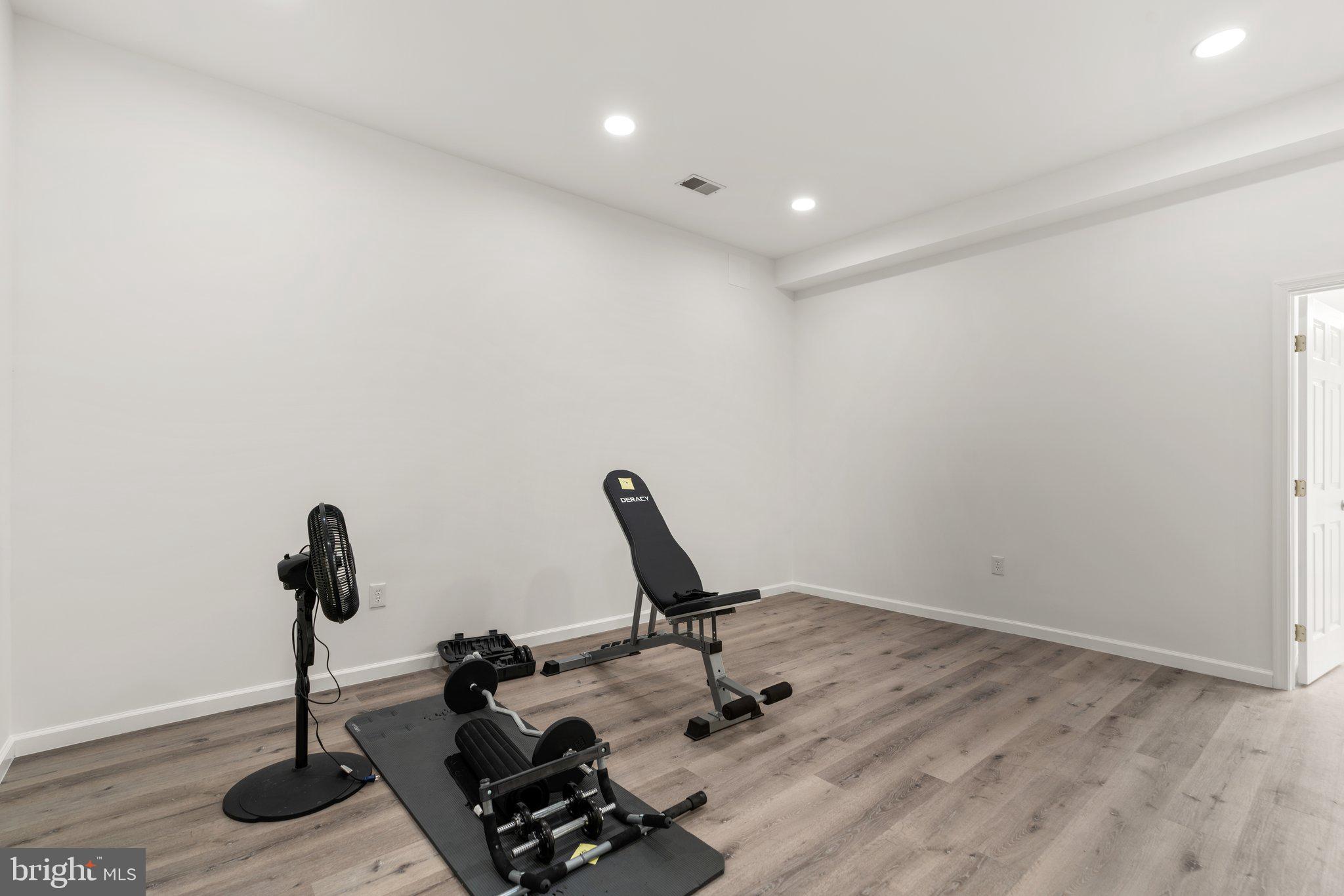 POTOMAC OUTSIDE - Residential