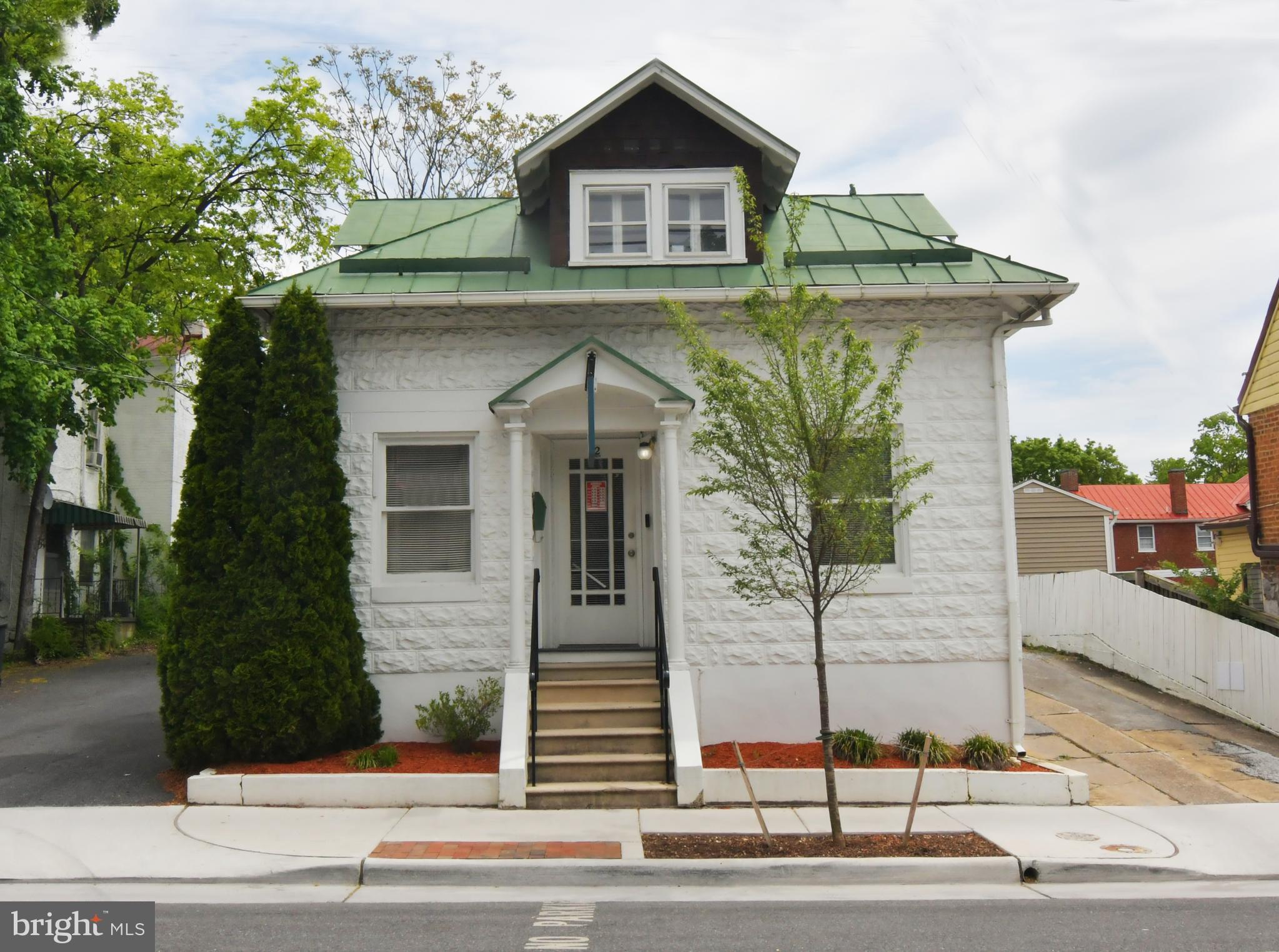 Main image without alt text