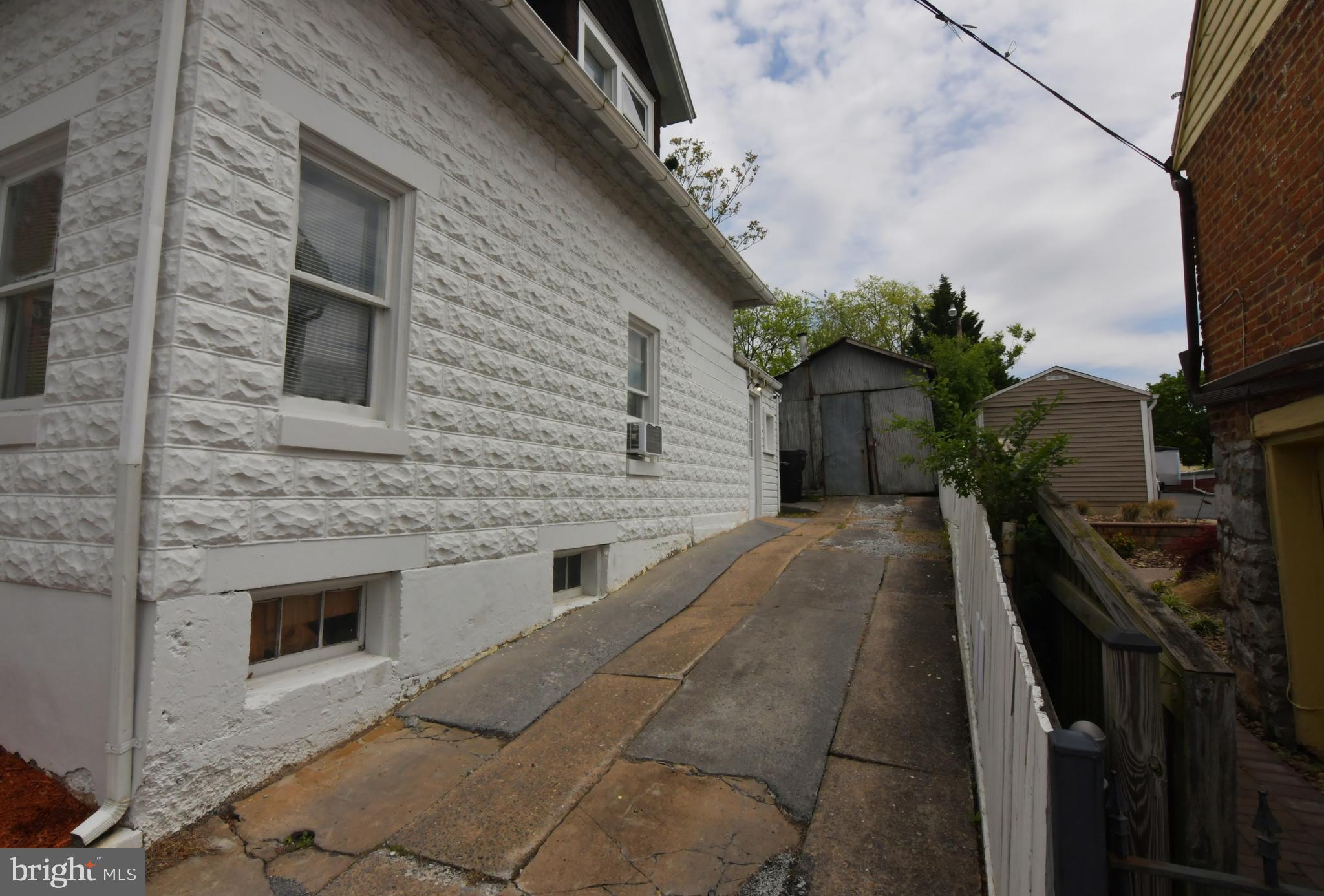 Main image without alt text