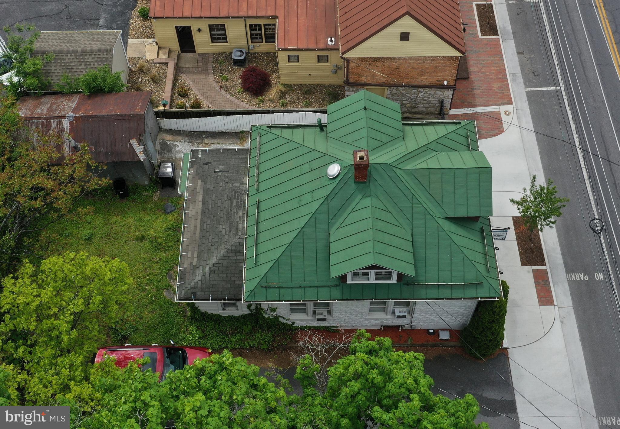 Main image without alt text