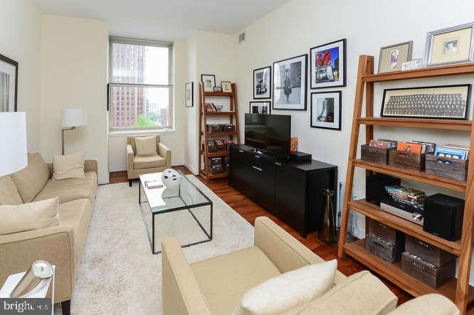 Welcome to your new home in the heart of Center City! This exquisite one-bedroom, one-bathroom apartment combines classic elegance with modern convenience. Nestled in an iconic building, this residence boasts:
Hardwood Floors: Rich, polished floors throughout add a touch of sophistication.
Open Kitchen: Featuring a sleek granite countertop, stainless steel appliances, and ample space for cooking and entertaining.
Stunning Views: Enjoy breathtaking vistas of The Benjamin Franklin Parkway from your window.
Live in the center with easy access to dining, shopping, and cultural landmarks. This apartment offers both luxury and location, making it a perfect choice for city living. Don’t miss the opportunity to make this stunning space your new home!