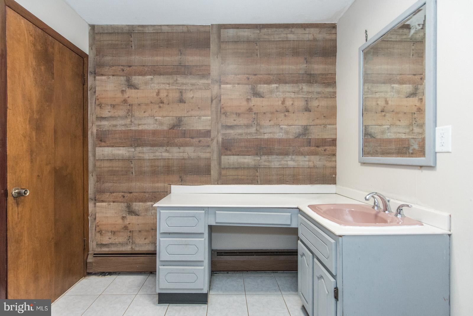 VERMILION HILL - Residential Lease