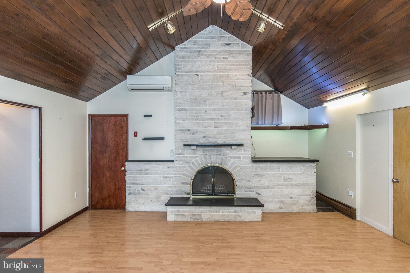 VERMILION HILL - Residential Lease