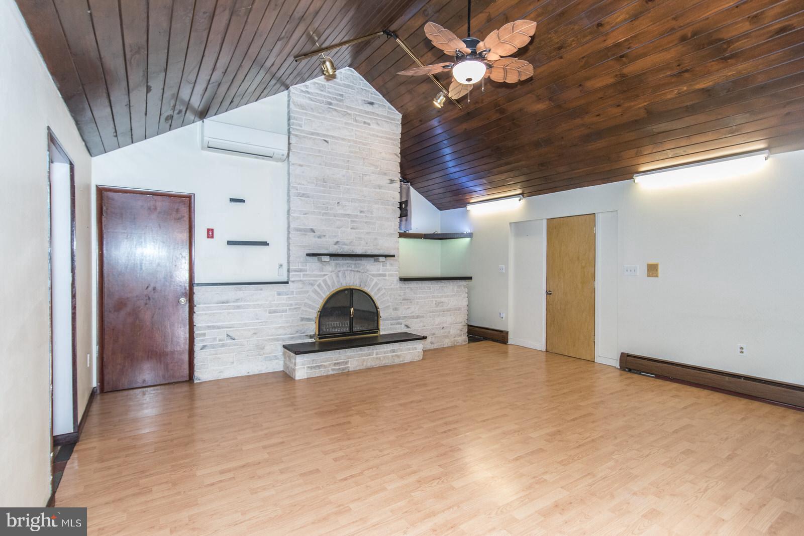 VERMILION HILL - Residential Lease