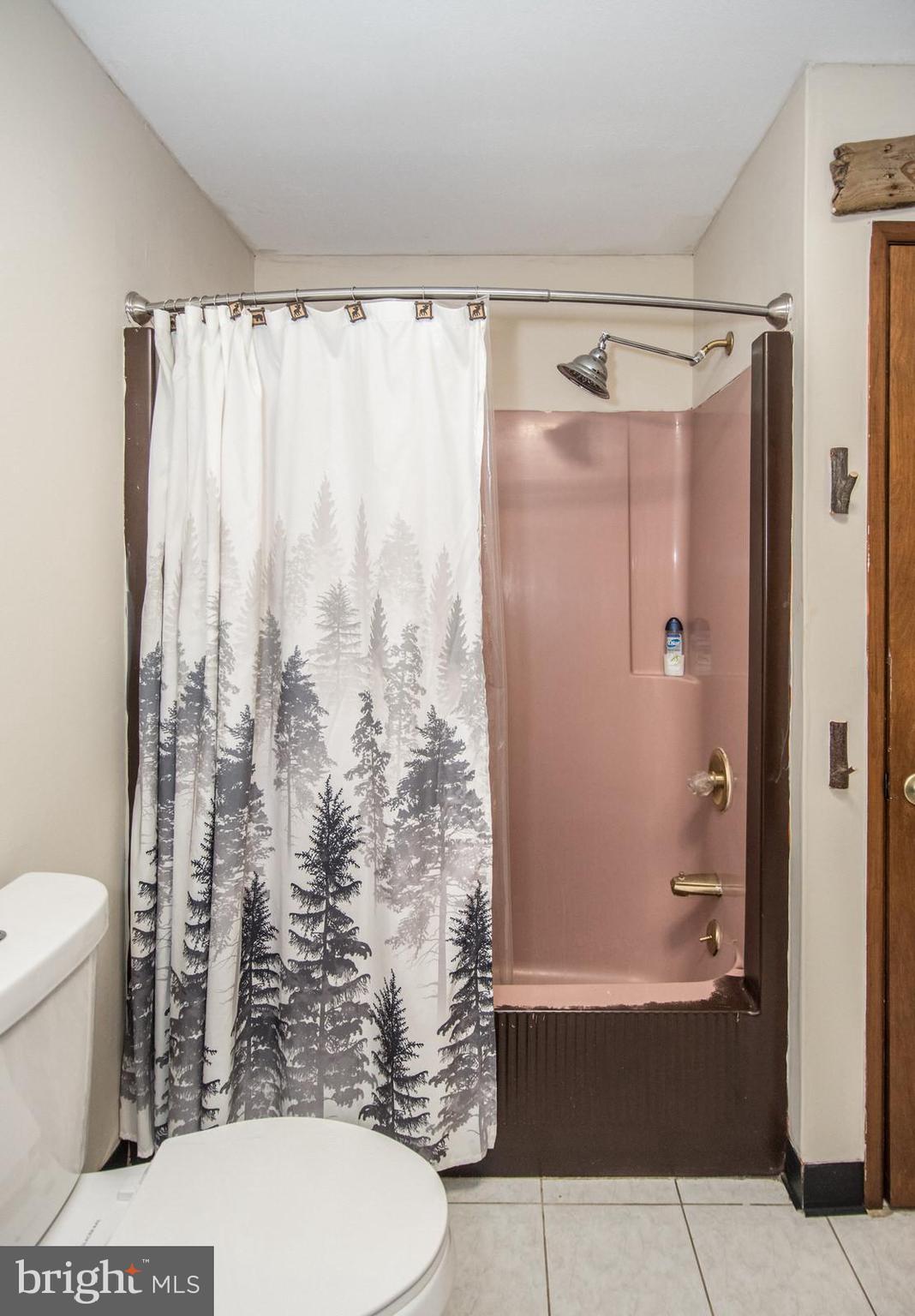 VERMILION HILL - Residential Lease