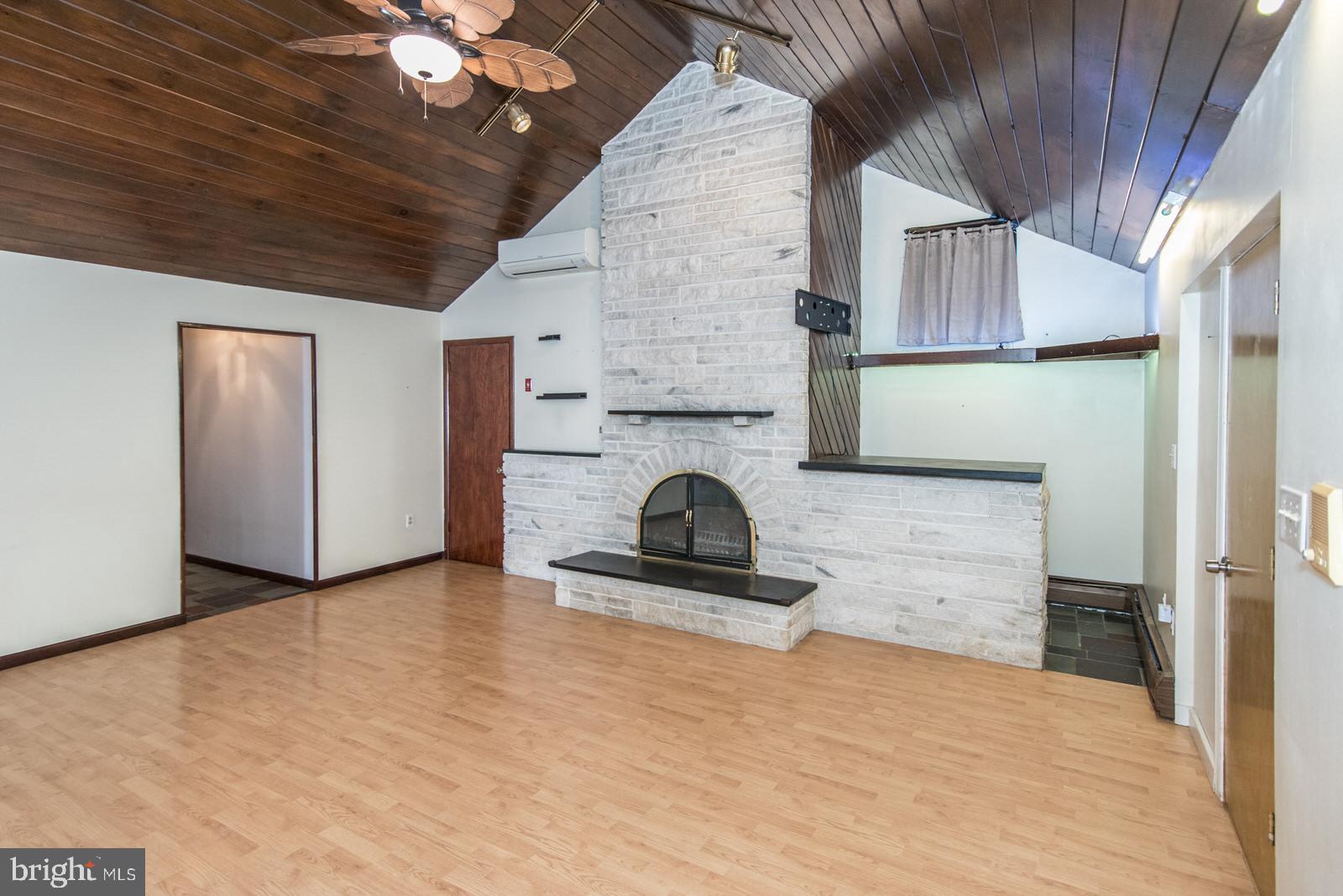 VERMILION HILL - Residential Lease