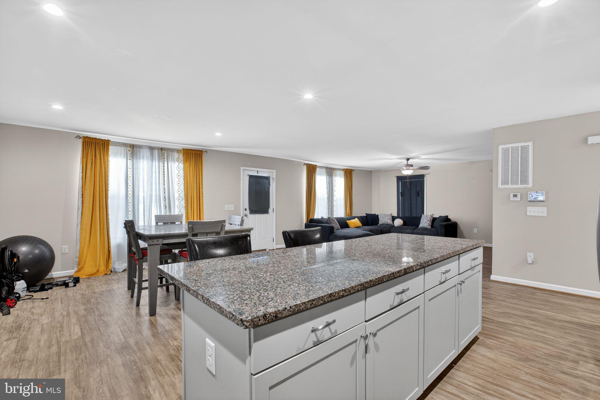 COLONIAL BEACH - Residential
