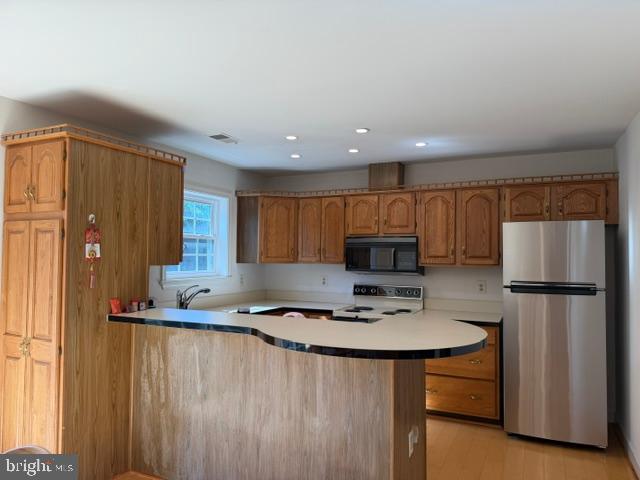 8015 MERRY OAKS COURT
