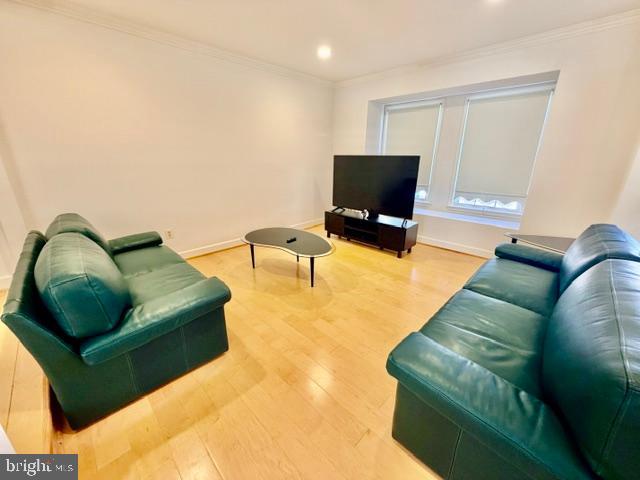 8015 MERRY OAKS COURT