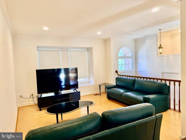 8015 MERRY OAKS COURT