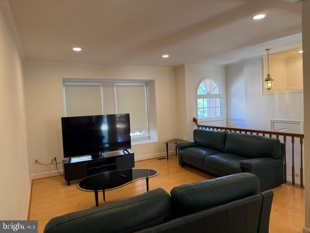 8015 MERRY OAKS COURT