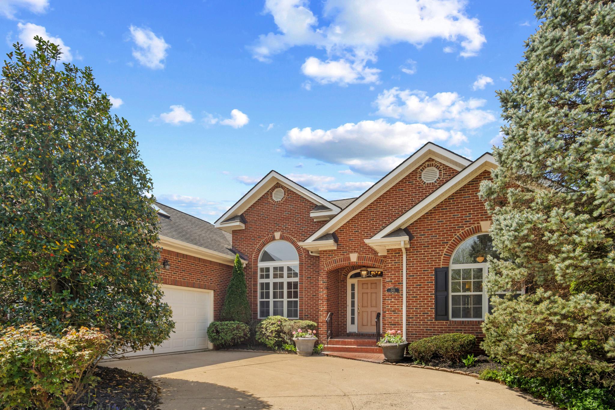 CARRIAGE HOUSE CHASE - Residential