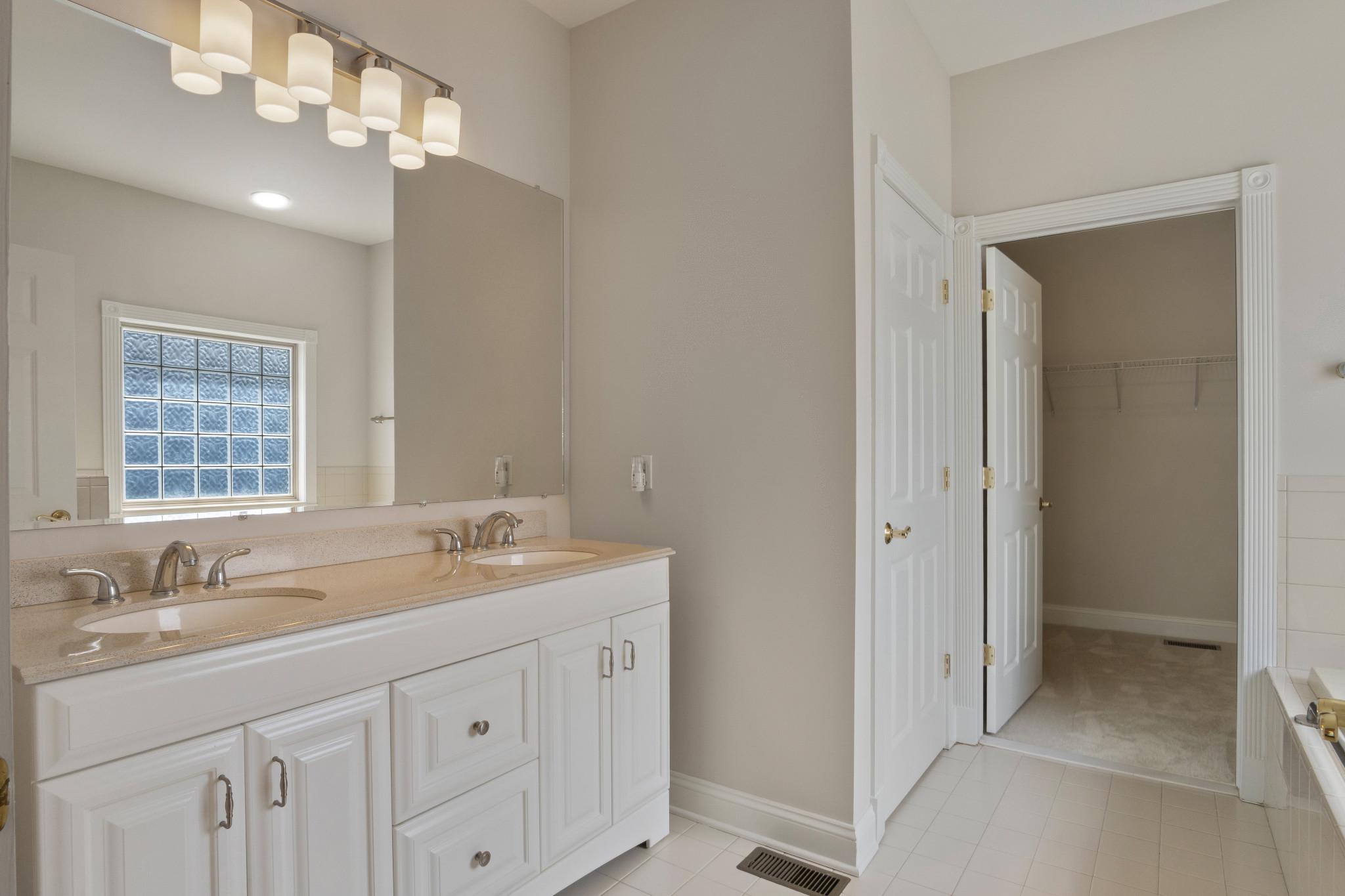 CARRIAGE HOUSE CHASE - Residential