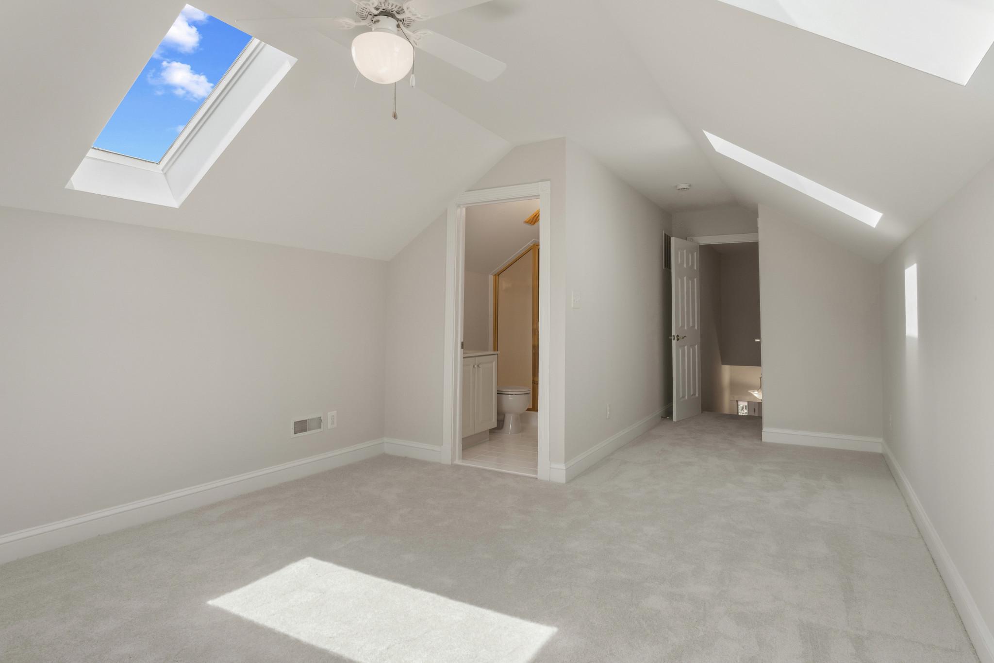 CARRIAGE HOUSE CHASE - Residential