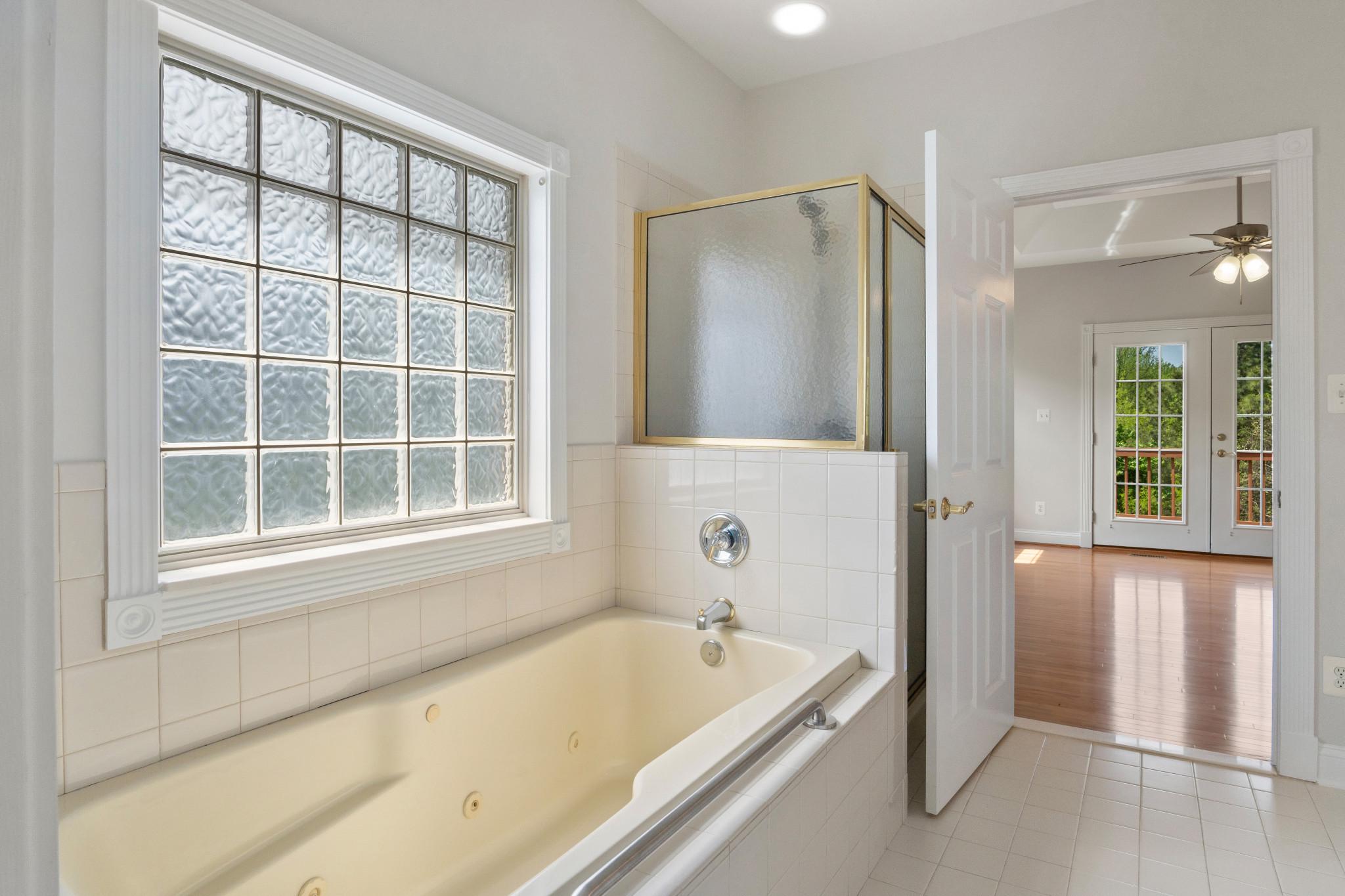 CARRIAGE HOUSE CHASE - Residential