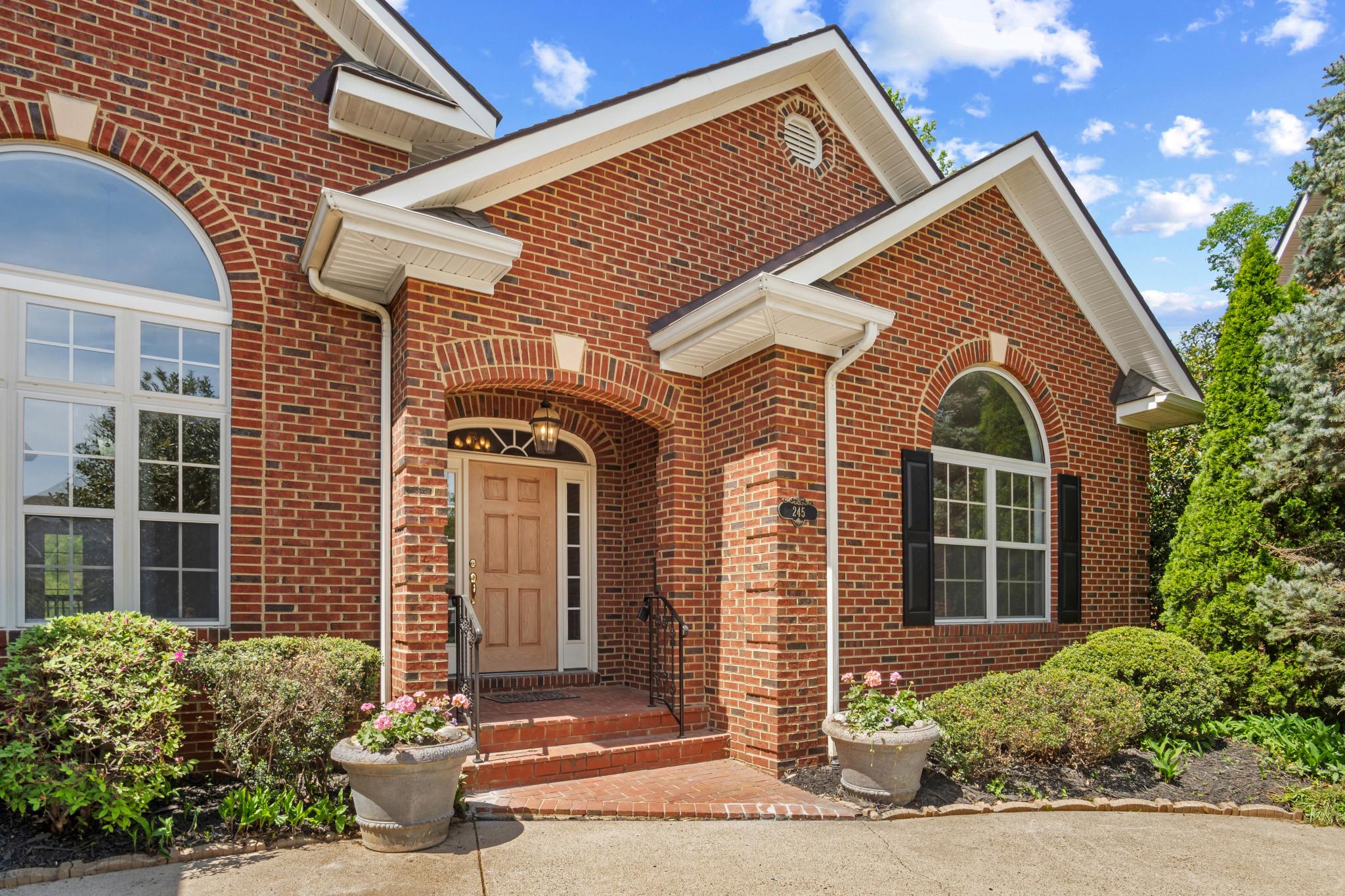 CARRIAGE HOUSE CHASE - Residential