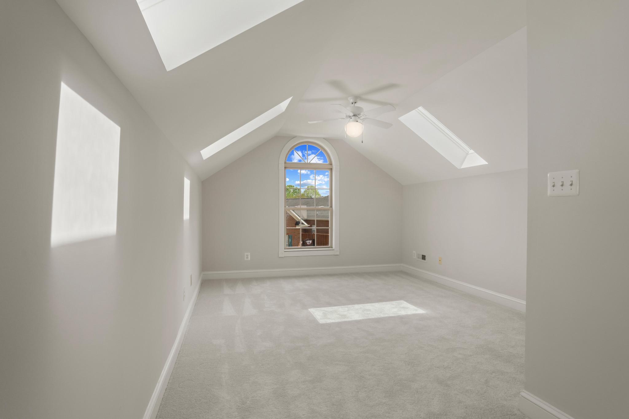 CARRIAGE HOUSE CHASE - Residential