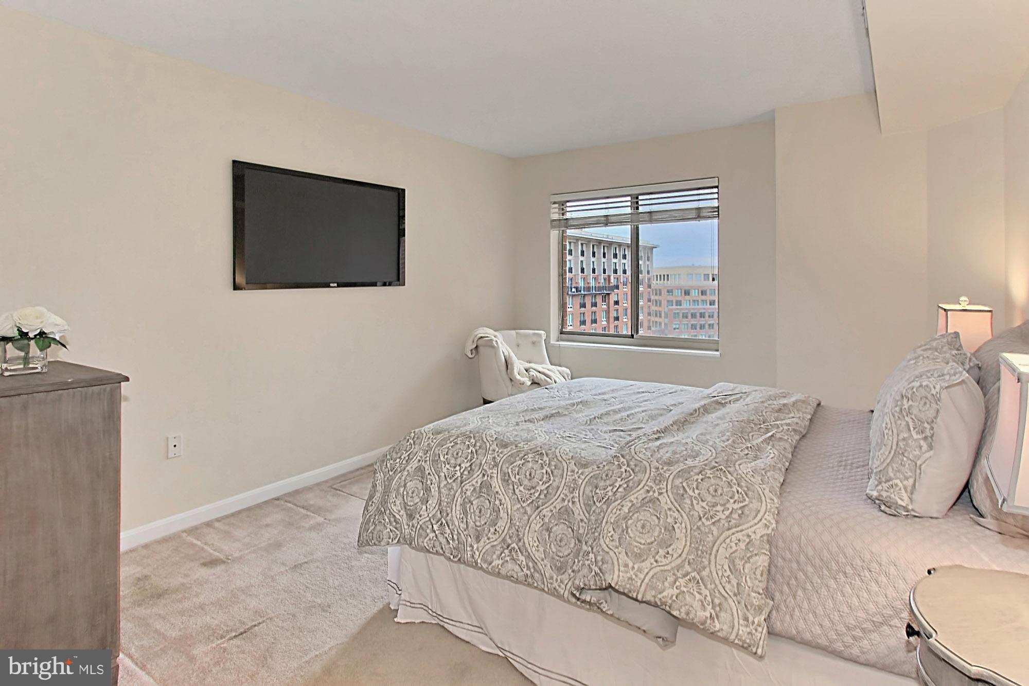 CARLYLE TOWERS - Residential