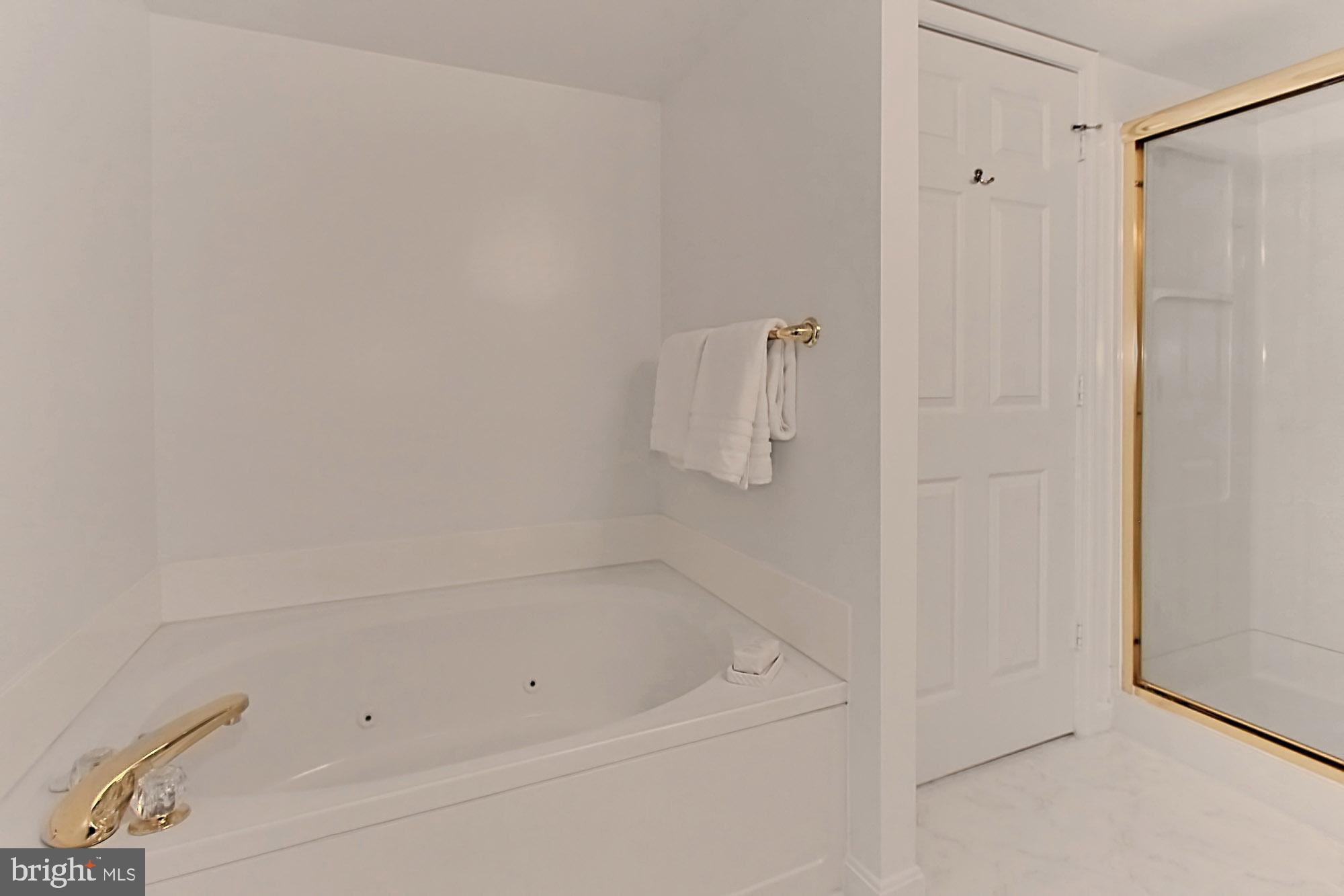 CARLYLE TOWERS - Residential