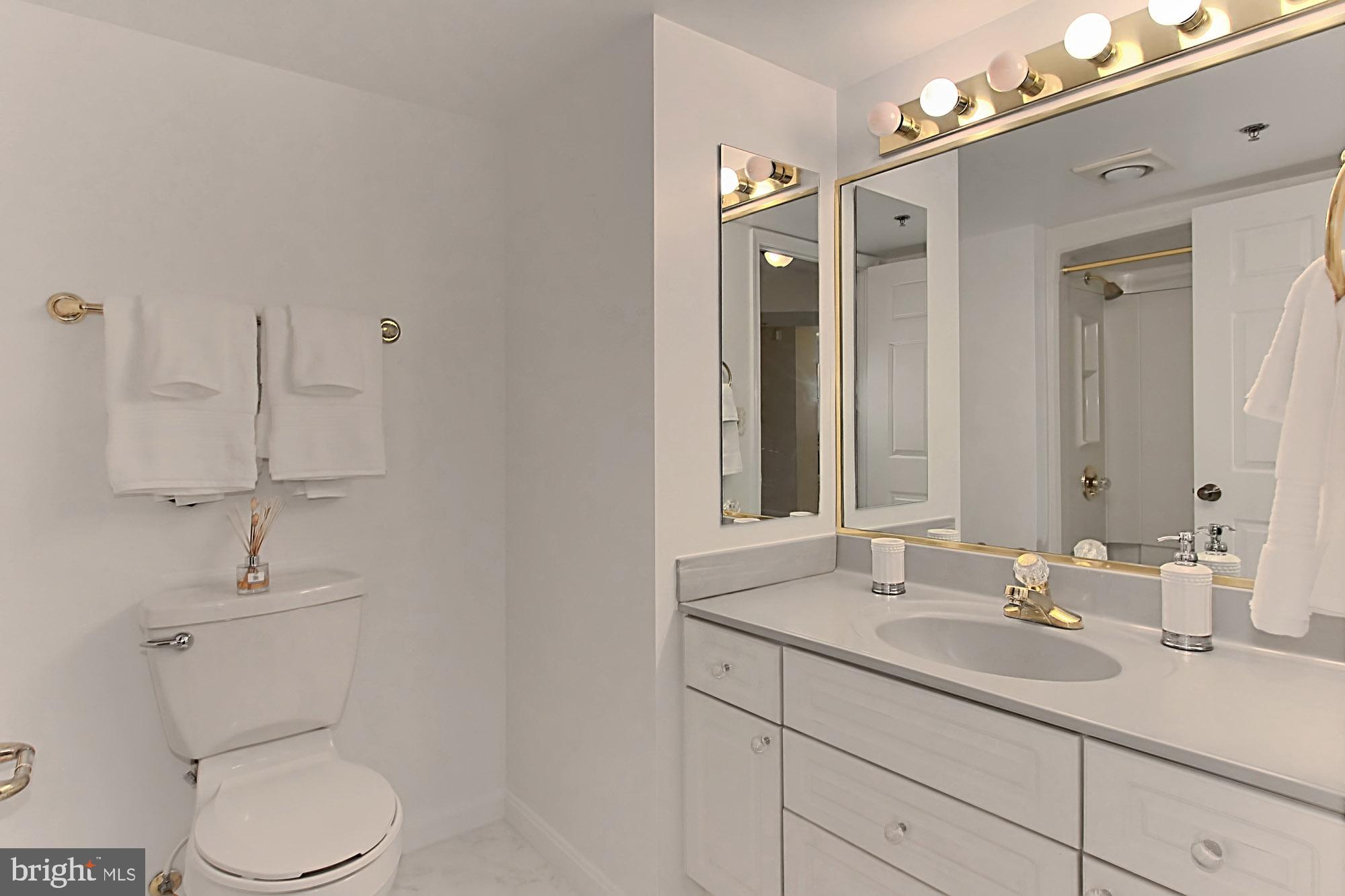 CARLYLE TOWERS - Residential