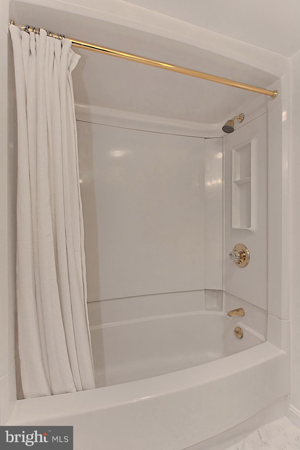 CARLYLE TOWERS - Residential