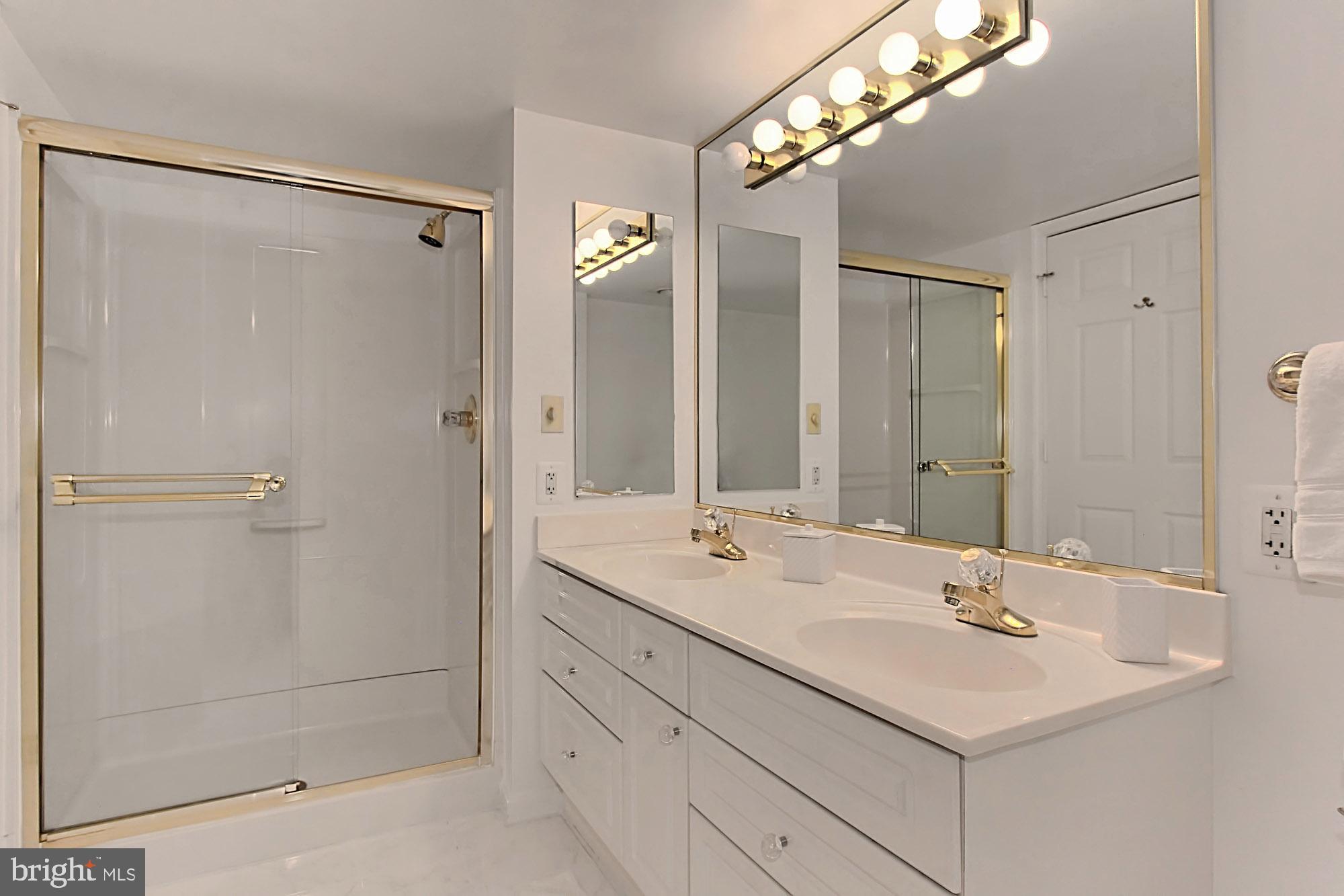 CARLYLE TOWERS - Residential