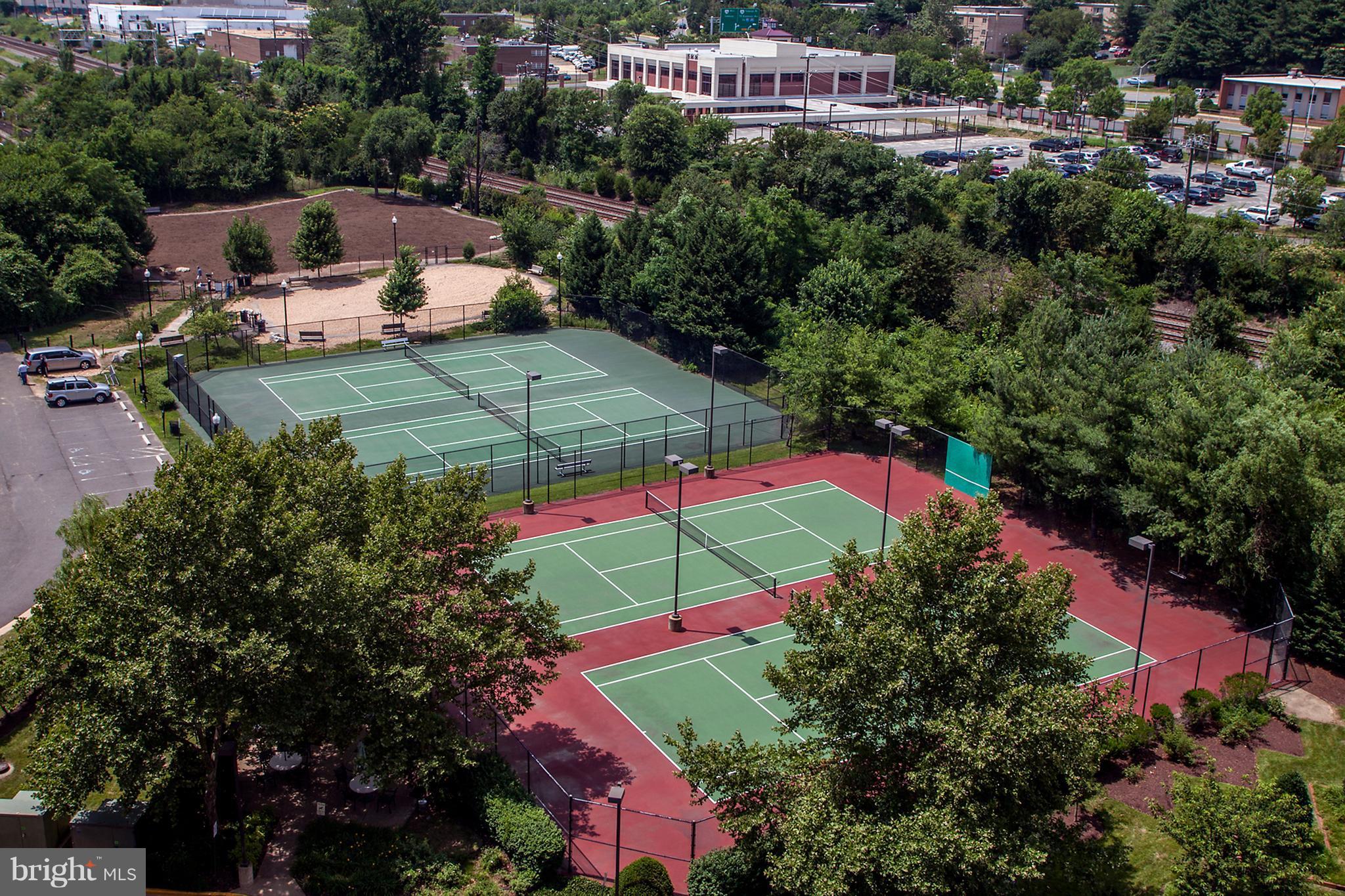 CARLYLE TOWERS - Residential