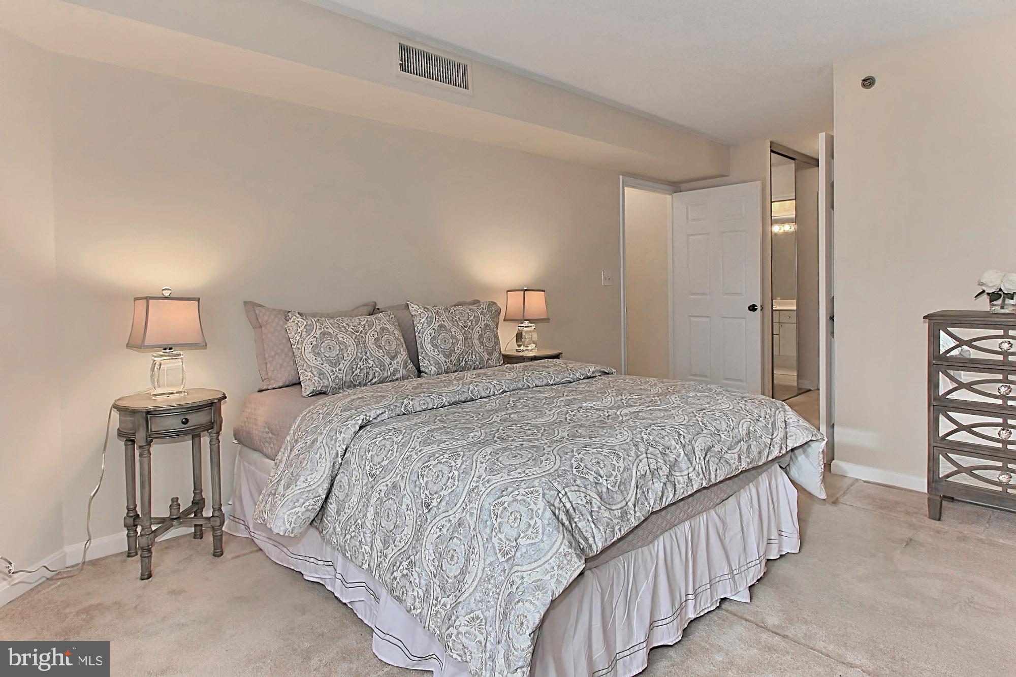 CARLYLE TOWERS - Residential