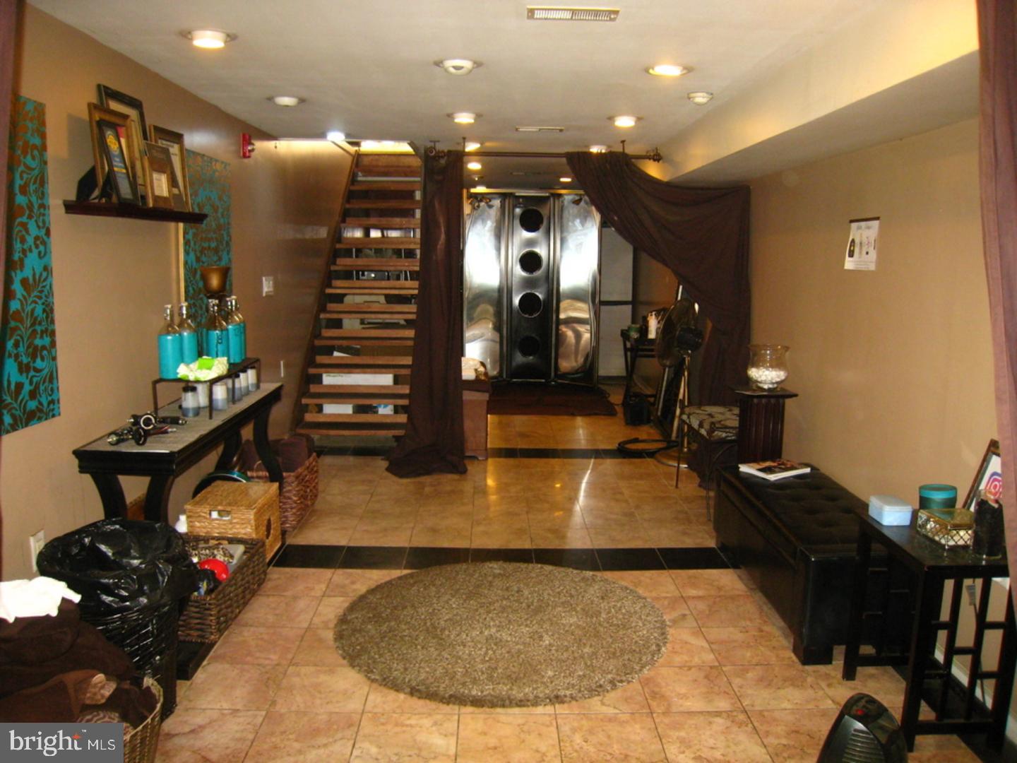 QUEEN VILLAGE - Residential Income