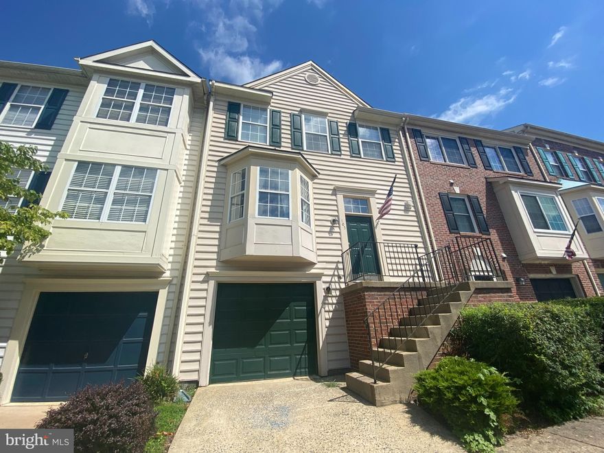 STAFFORD LOCATION- Features  3Bedroom on upper level, Spacious living area with seperate dining space, kitchen w/island, granite countertops, black kitchen appliances, hardwood floors in kitchen and bathrooms, deck w/flat backyard and 1 car gar. Close to Quantico Marine Base and Triangle w/commuter access to DC. Restaurants, shopping, schools.   Only small dog under 25lbs considered.  Home and carepts will be professionally cleaned between tenants.