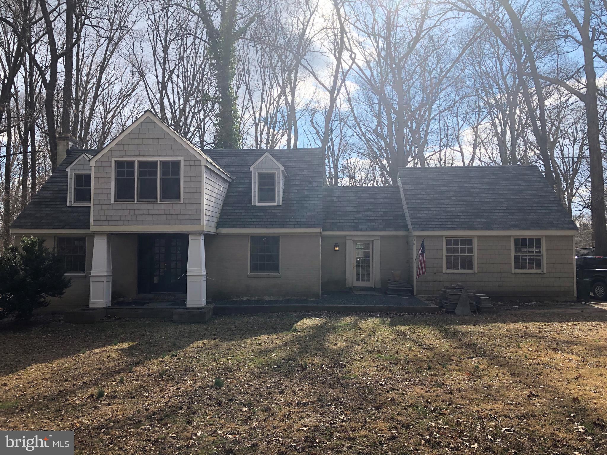 LOTS OF UPDATES NEW ROOF,NEW WINDOWS AND A NEW FURNACE.PROPERTY SHOWS WELL.AN ACRE OFBACKYARD.