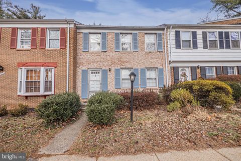 Photo of 16 Ingleside Court, ROCKVILLE, MD 20850 (MLS # MDMC2212318)