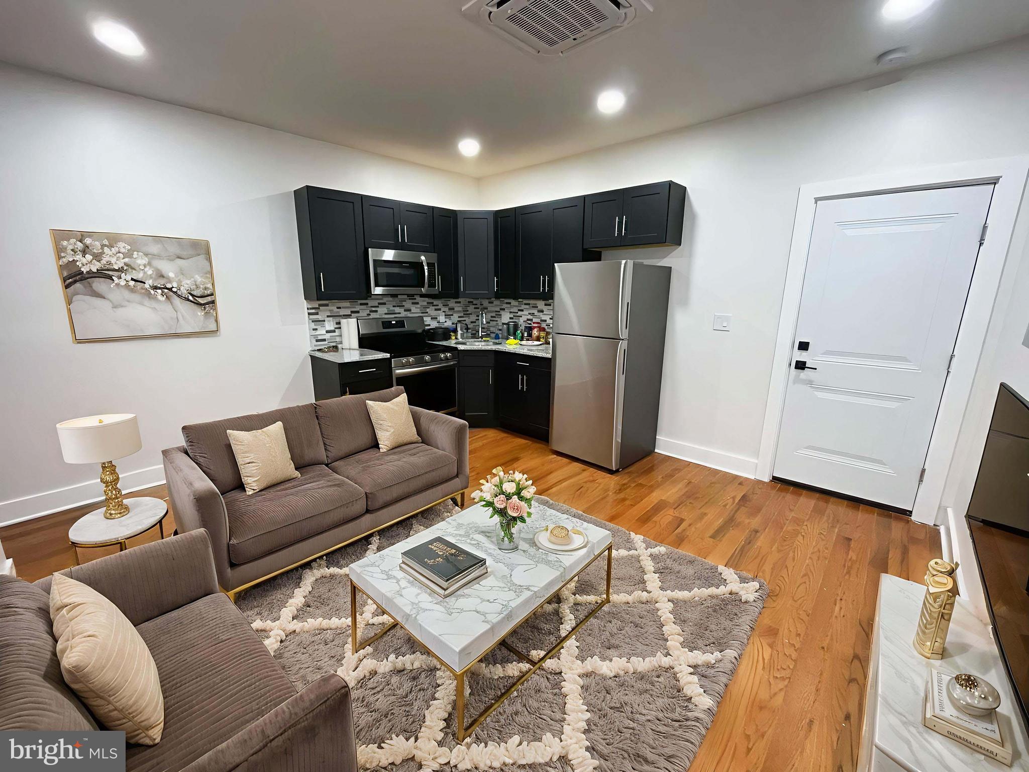 Welcome to your new home at 309 S 60th St, Philadelphia, PA 19143!🏠
This charming 1-bedroom, 1-bathroom renovated apartment offers the perfect blend of comfort and functionality. Conveniently located in a vibrant area of the city, this fully electric unit ⚡ has been thoughtfully updated to provide a modern and efficient living experience. Enjoy a well-equipped kitchen featuring a refrigerator, stove, microwave, and in-unit washer 🧺, making everyday living a breeze. Ideal for anyone seeking a cozy space with quick access to public transportation, shops, and essential services.
Don’t miss the chance to live comfortably and stylishly in the heart of Philadelphia! 🏙️