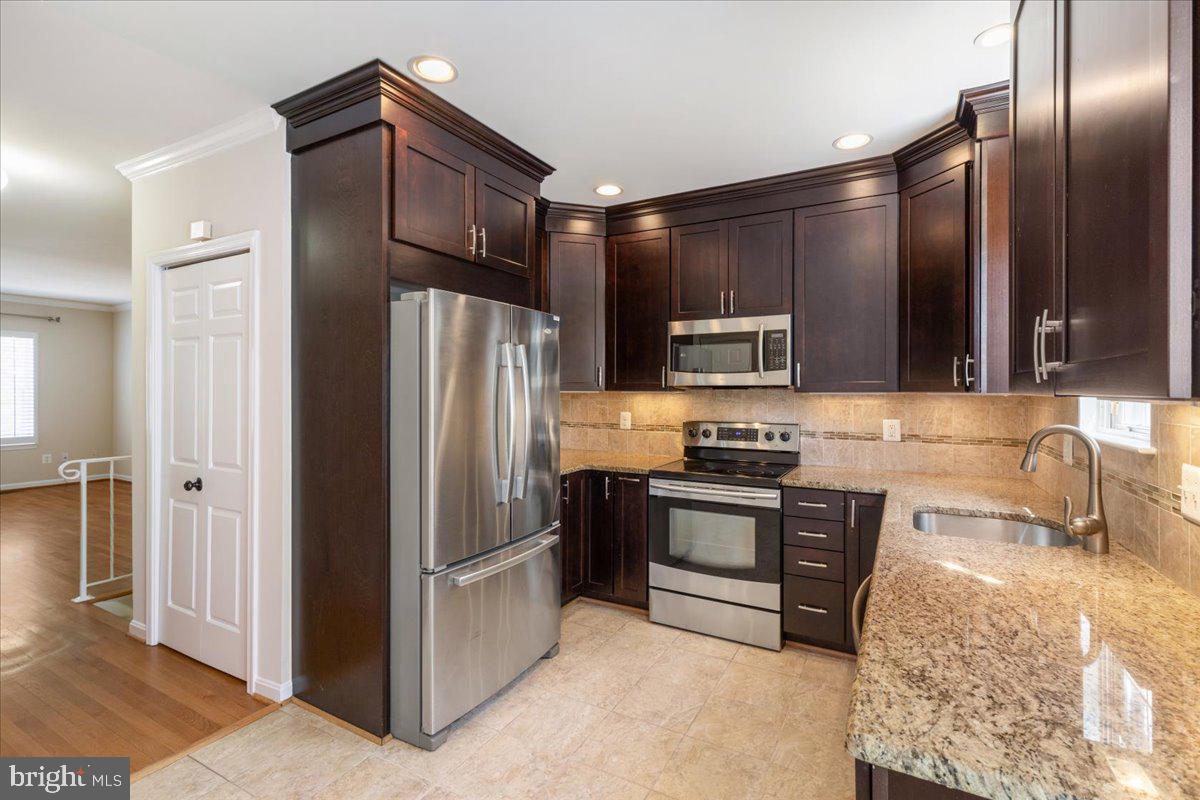 COLUMBIA SQUARE - Residential Lease