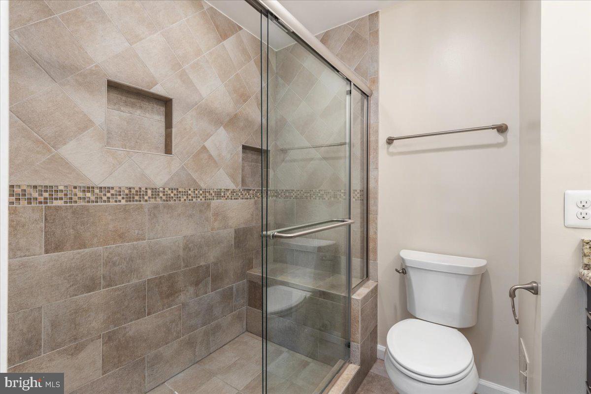 COLUMBIA SQUARE - Residential Lease