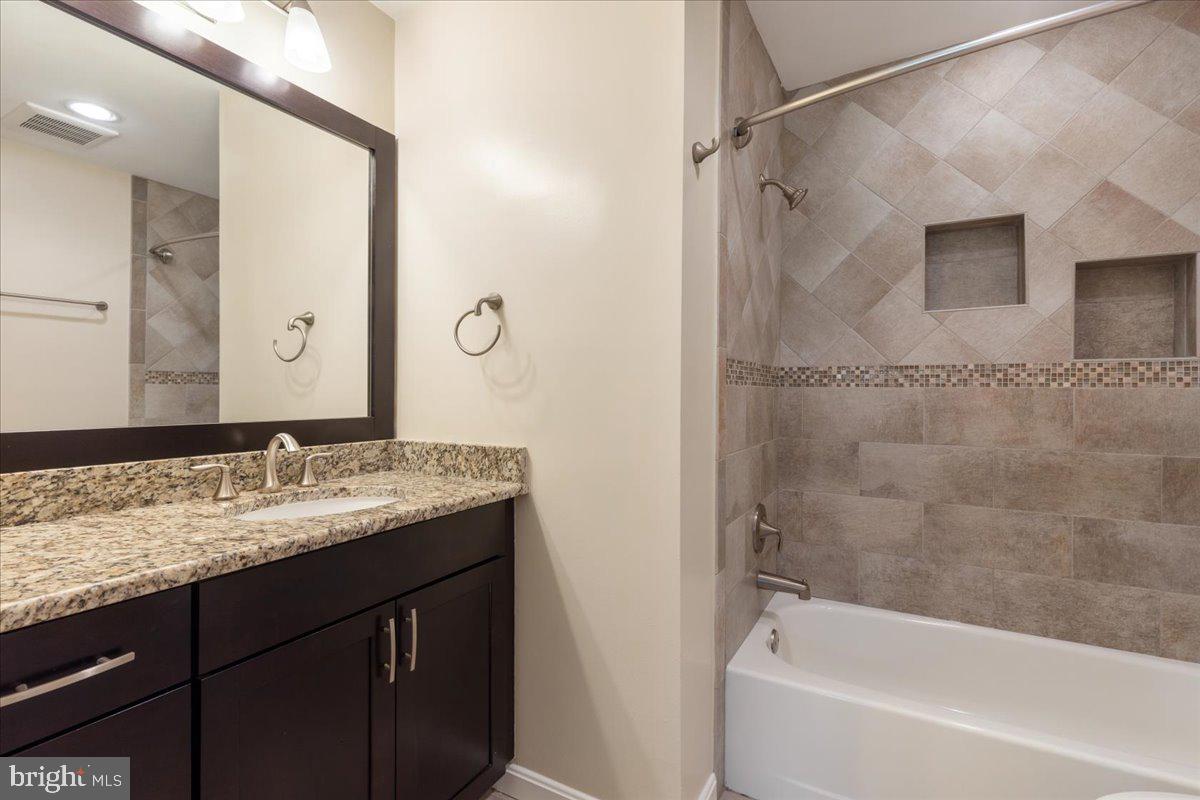 COLUMBIA SQUARE - Residential Lease