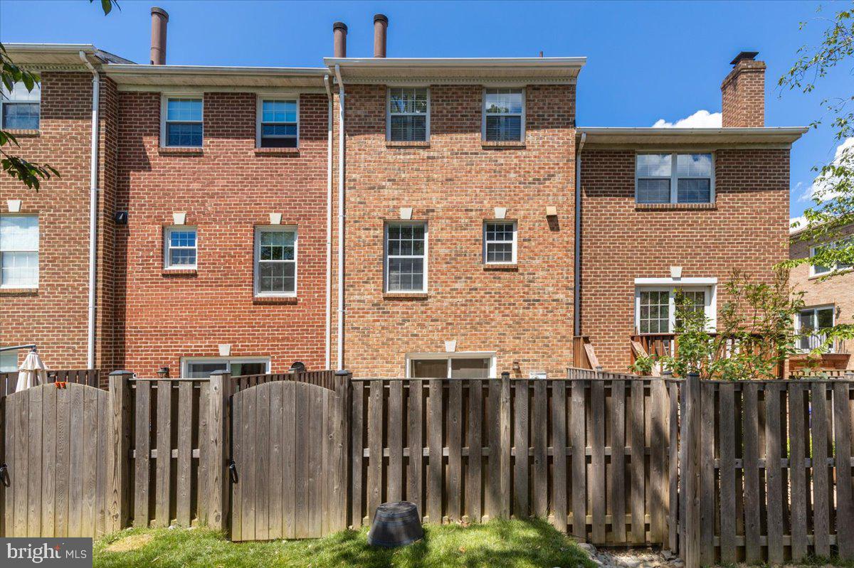 COLUMBIA SQUARE - Residential Lease