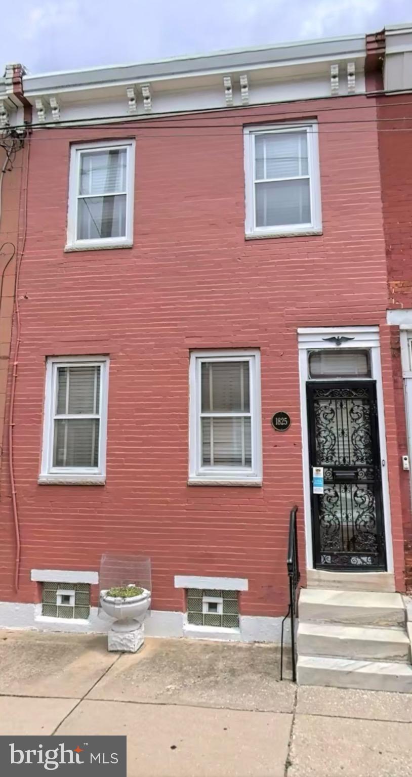 Located in the heart of Point Breeze, this 3-bedroom, 1-bath brick row home offers a great opportunity for investors or buyers ready to bring their vision to life.
The first floor features separate living and dining areas, plus a kitchen that leads to a generously sized backyard. Upstairs, you’ll find three bedrooms and a full bathroom.
Conveniently close to the Broad Street Subway Line and I-76. Bring your creativity and unlock its future value!