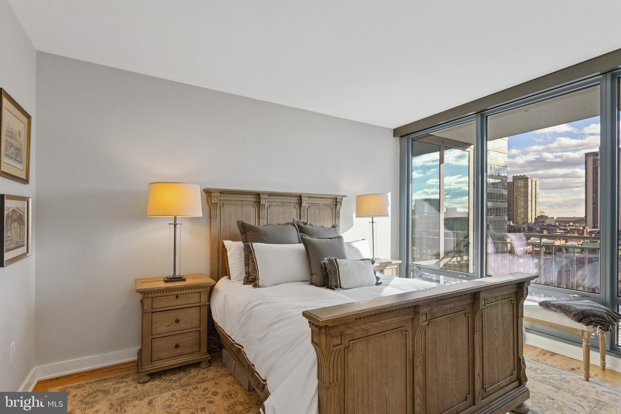 LOGAN SQUARE - Residential