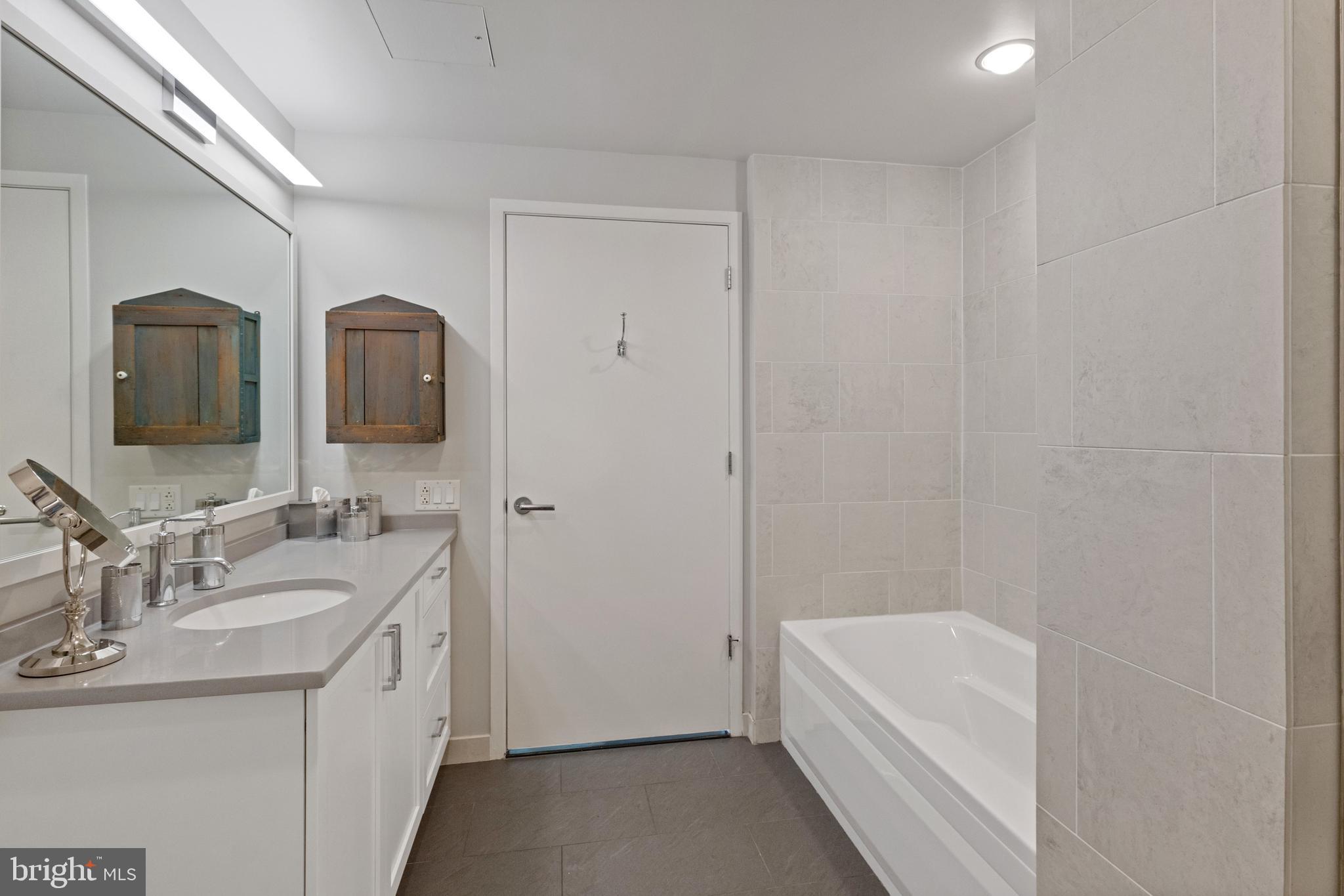 LOGAN SQUARE - Residential