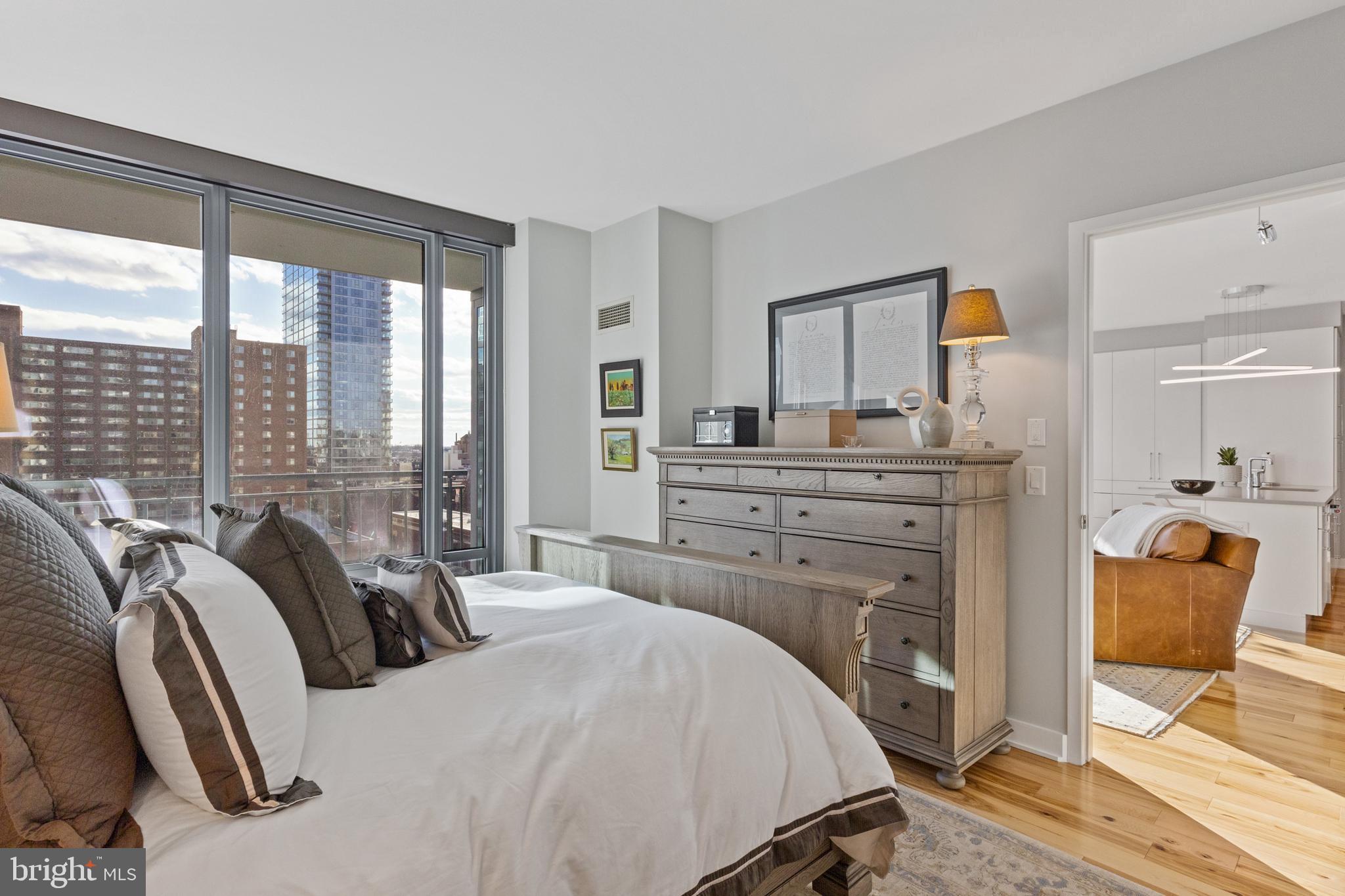 LOGAN SQUARE - Residential