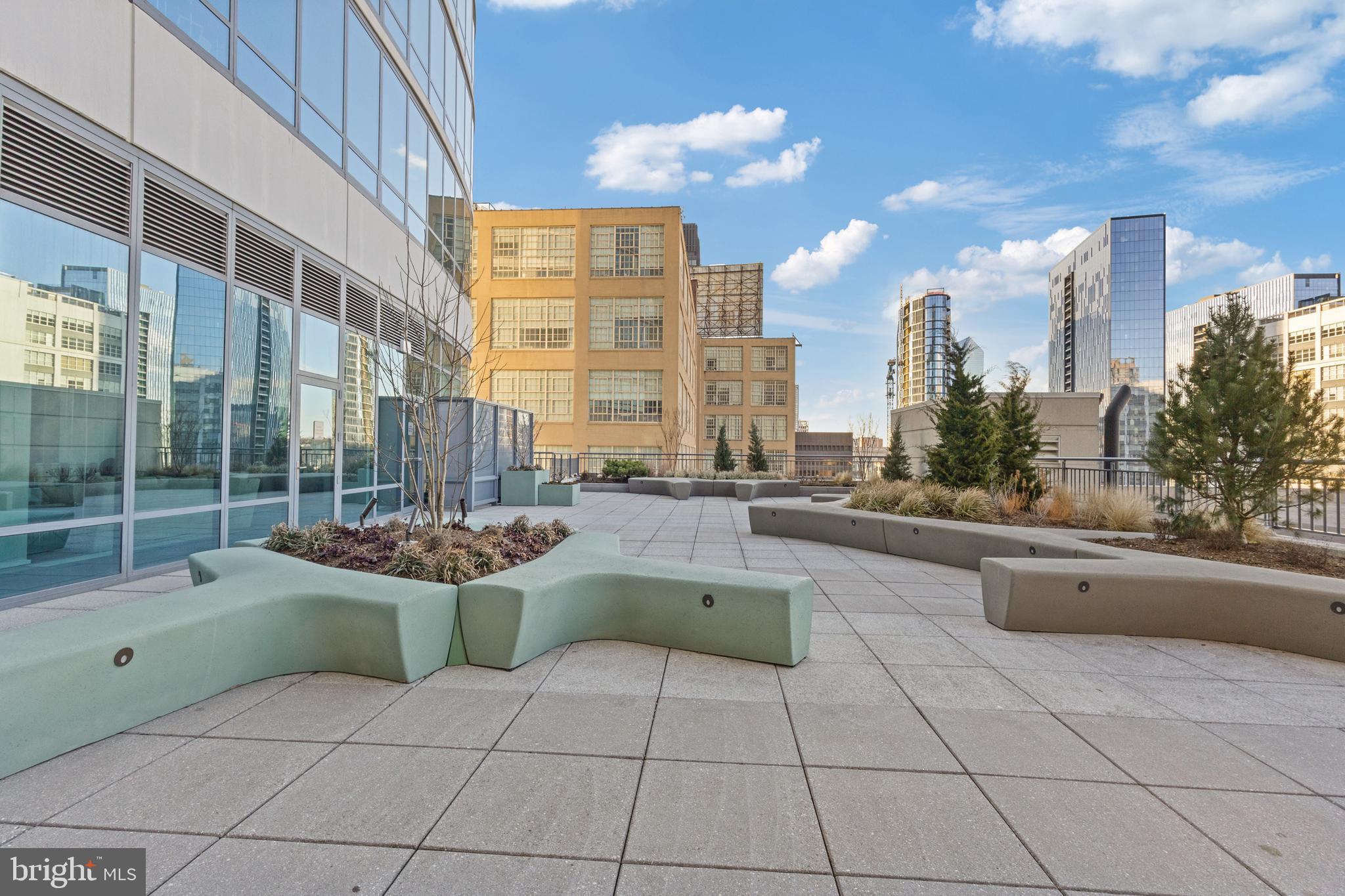 LOGAN SQUARE - Residential