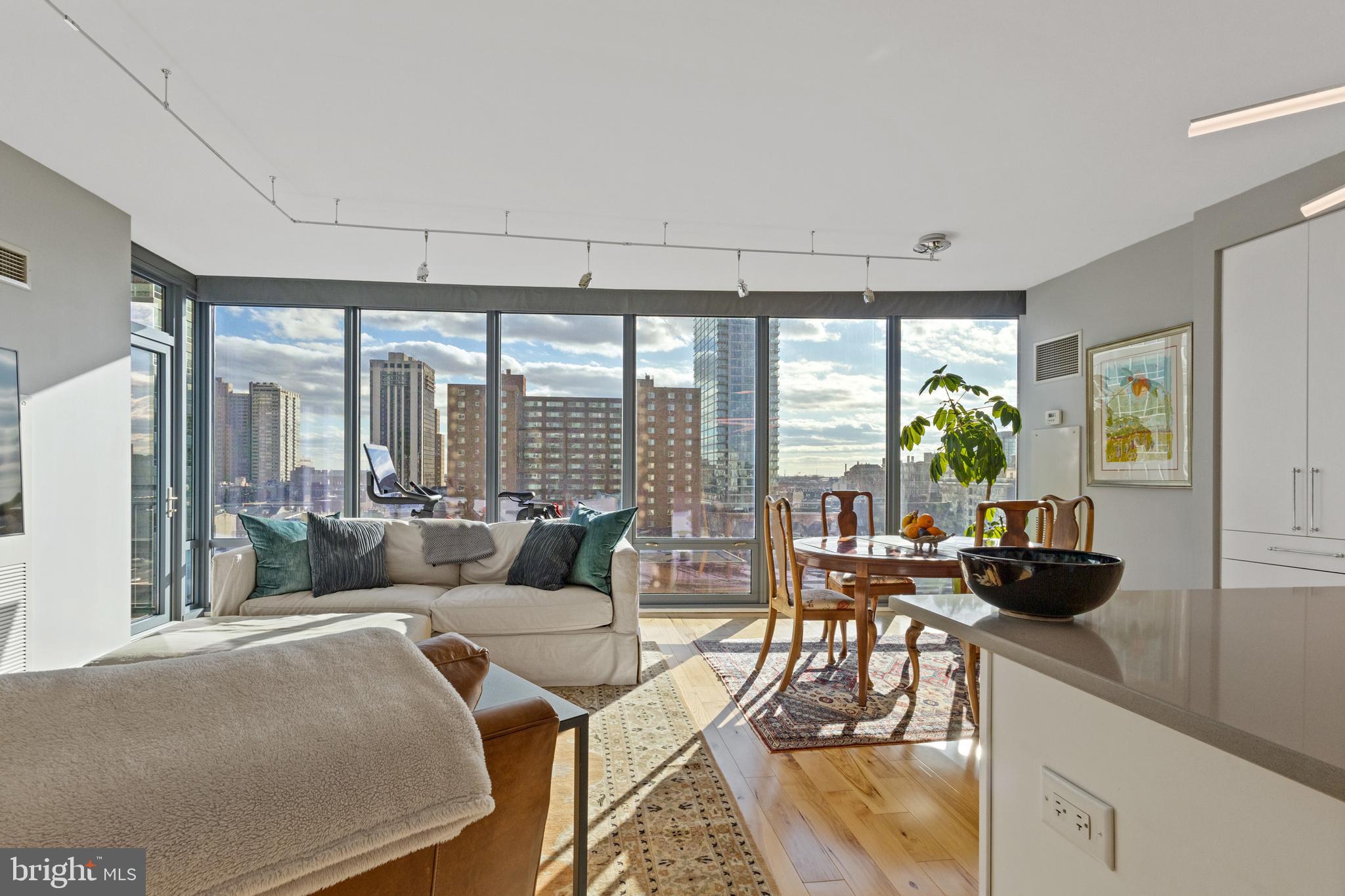 LOGAN SQUARE - Residential