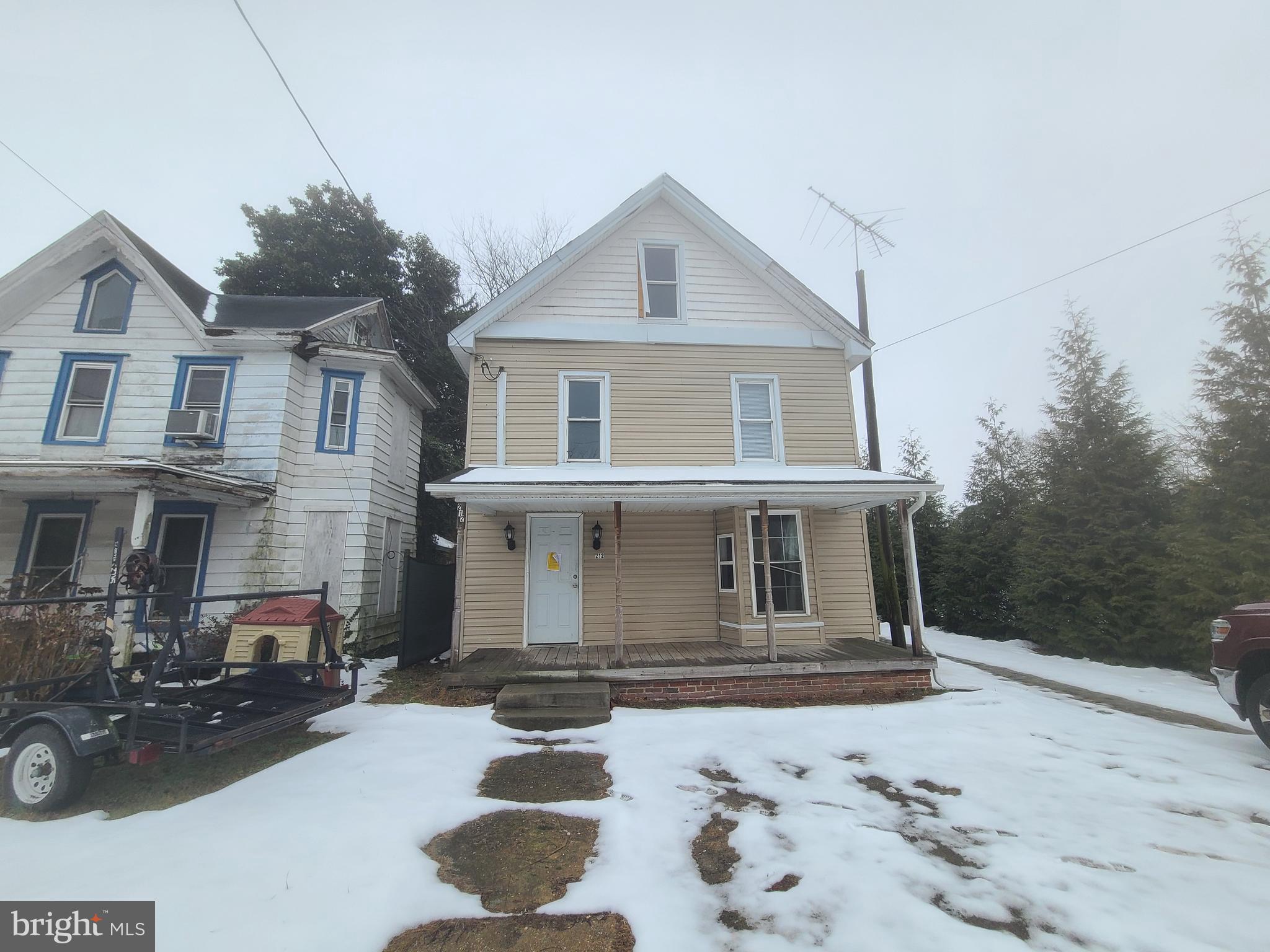 Investors welcome, This property was used as a rental needs cosmetic repairs.