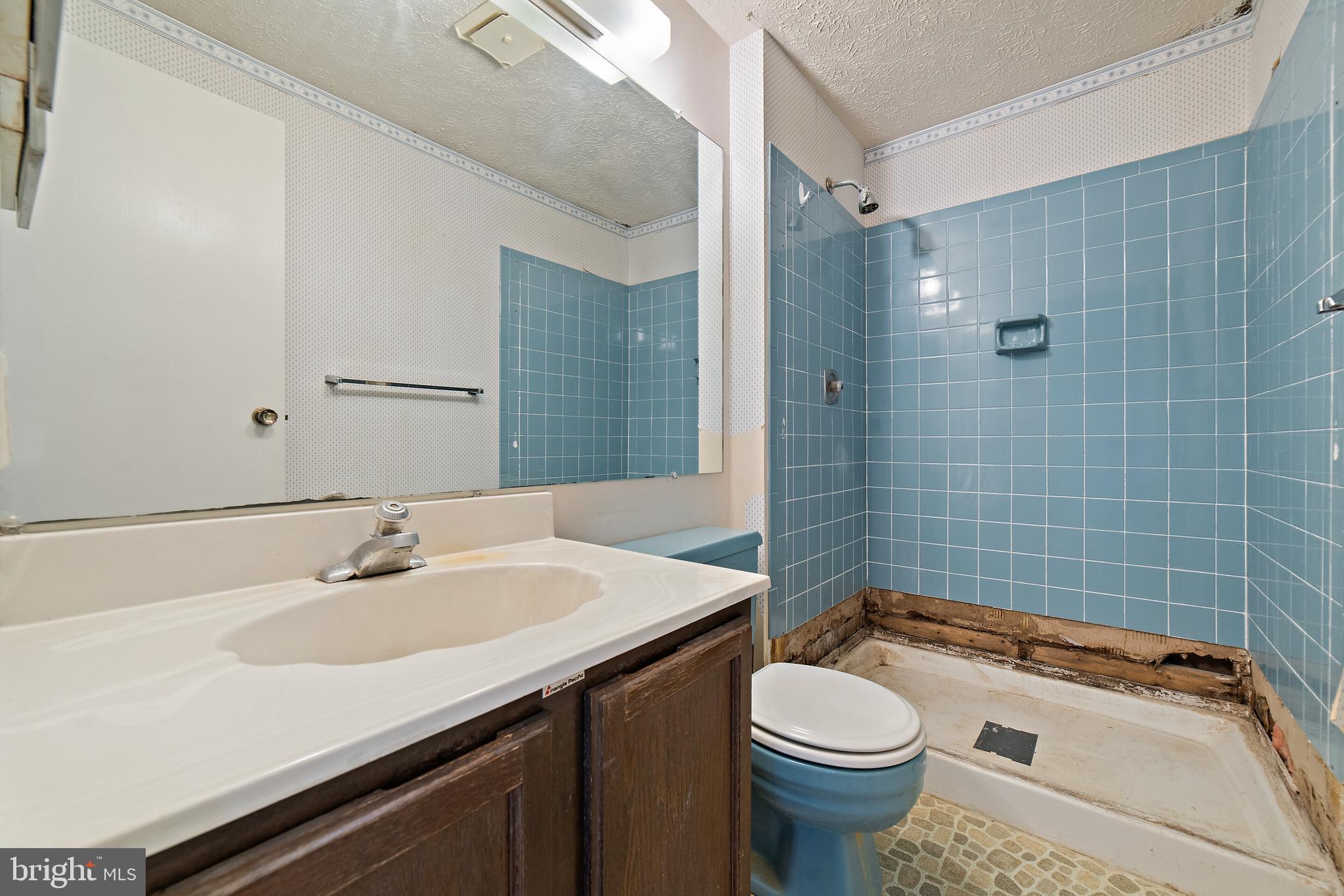 COUNTRY CLUB/LAKE MONTCLAIR - Residential