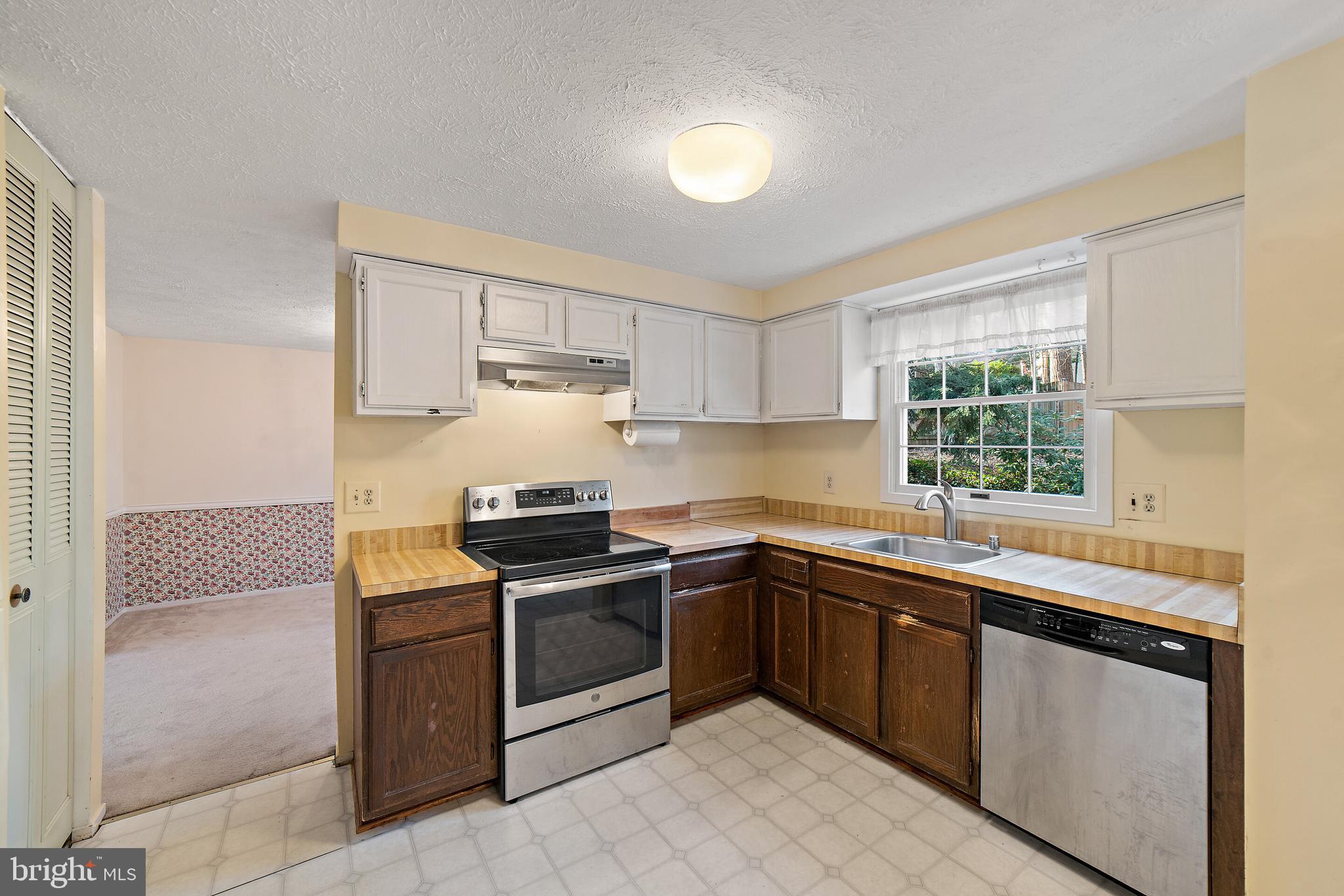 COUNTRY CLUB/LAKE MONTCLAIR - Residential