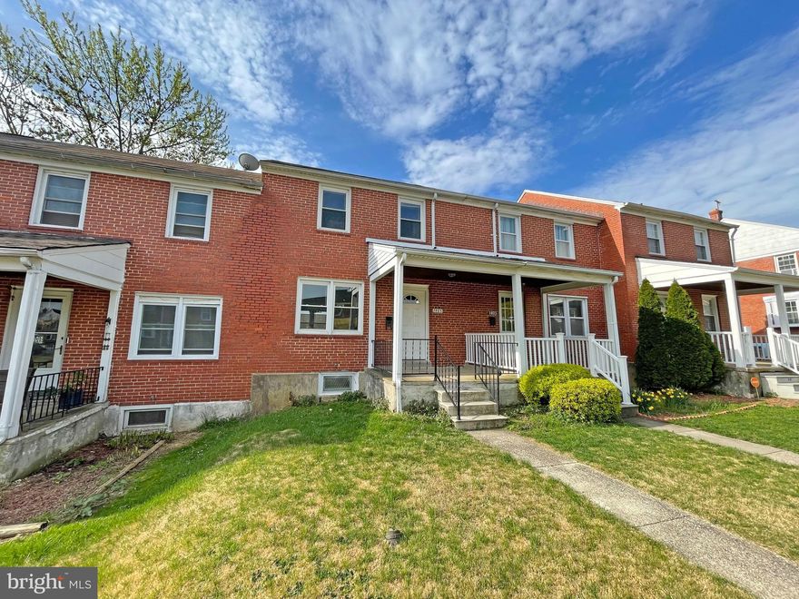 Recently updated 2 Bedrooms 1 Full Bathroom Townhome. Main floor features Kitchen with an access to a Back Yard, Living Room and separate Dining Room. Unfinished basement is awaiting your ideas. Central AC System. Convenient location, close to major roads, Downtown, shopping and restaurants.