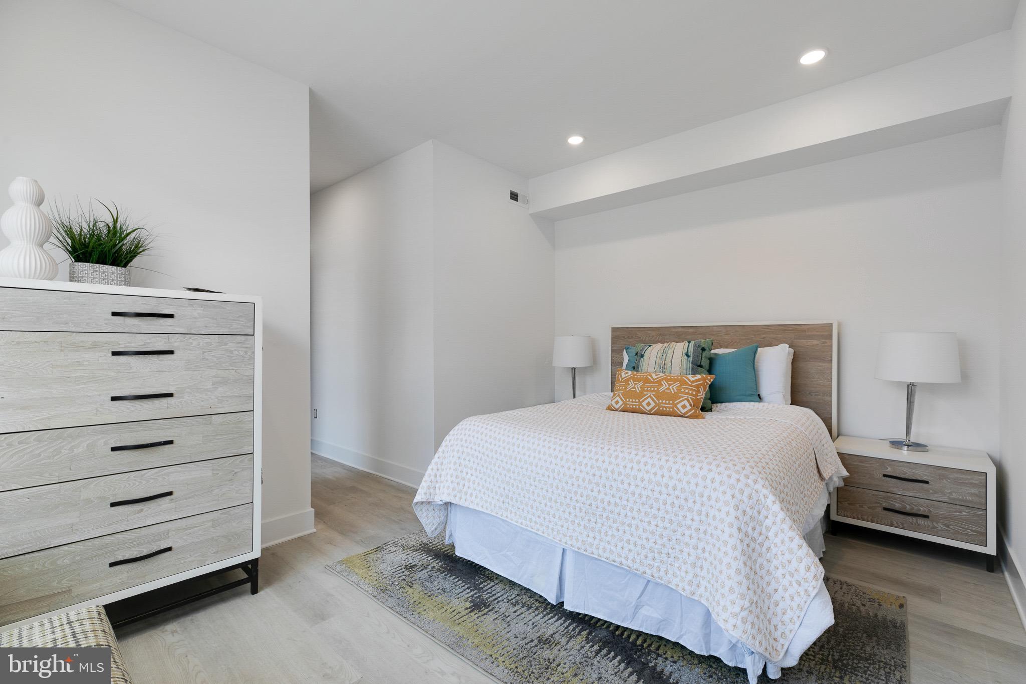 PORT RICHMOND - Residential Lease