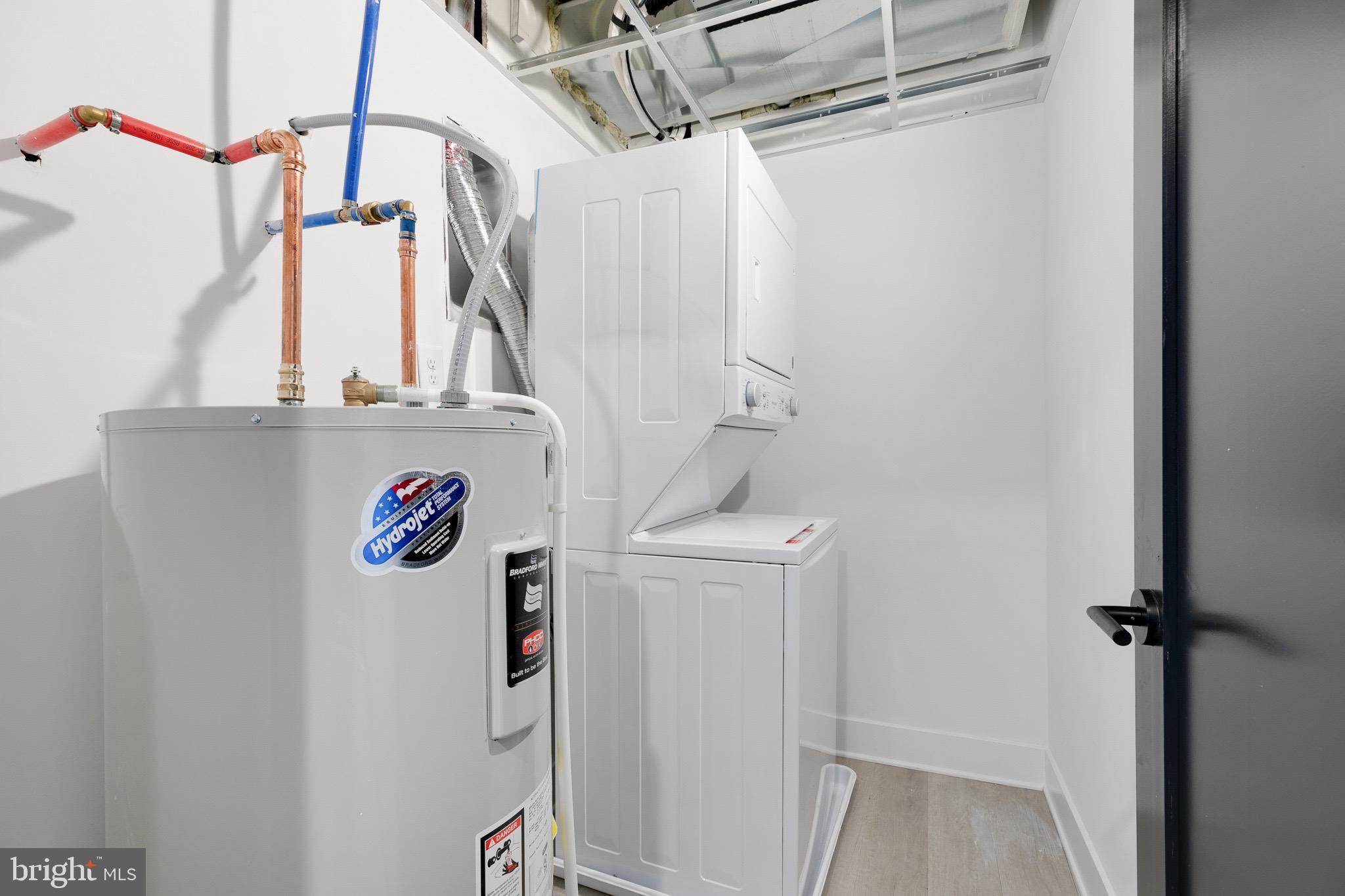 PORT RICHMOND - Residential Lease