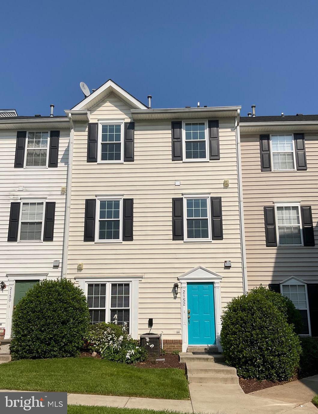 WELL MAINTAINED TOWNHOME IN THE AVINGTON PARK COMMUNITY OF FREDERICK. LARGE TOP FLOOR MASTER SUITE WITH MASTER BATH AND WALK-IN CLOSET. IT ALSO FEATURES AN UPDATED KITCHEN AND UPGRADED FLOORING. LOCATED CLOSE TO FORT DETRICK, COMMUTER ROUTES AND SHOPPING. MUST HAVE GOOD CREDIT AND NO PETS.